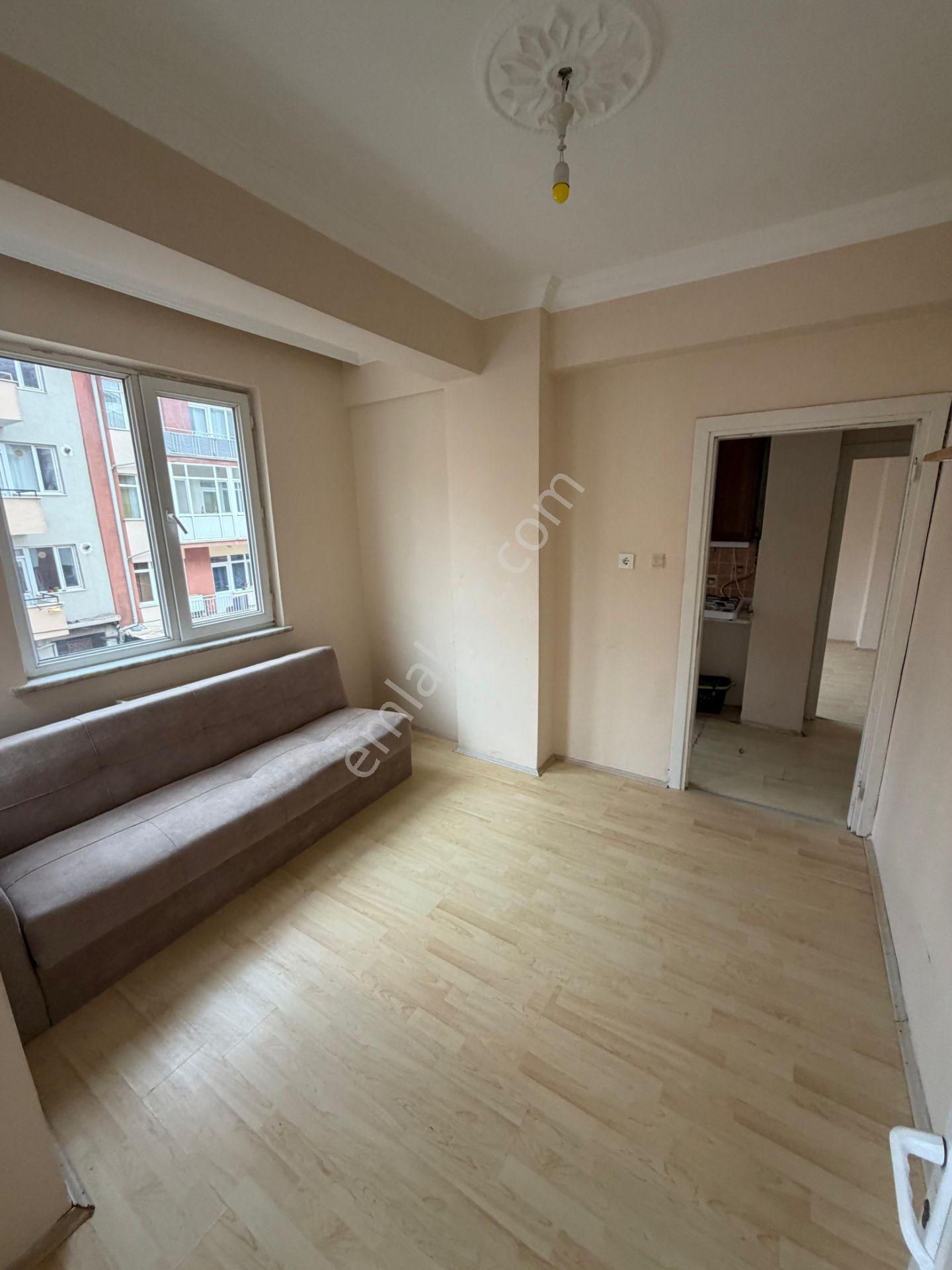 Akademi'den Şimşek Sokak Üzeri Ara Kat Balkonlu Köşe Kiralık 2+1 - Görsel 11