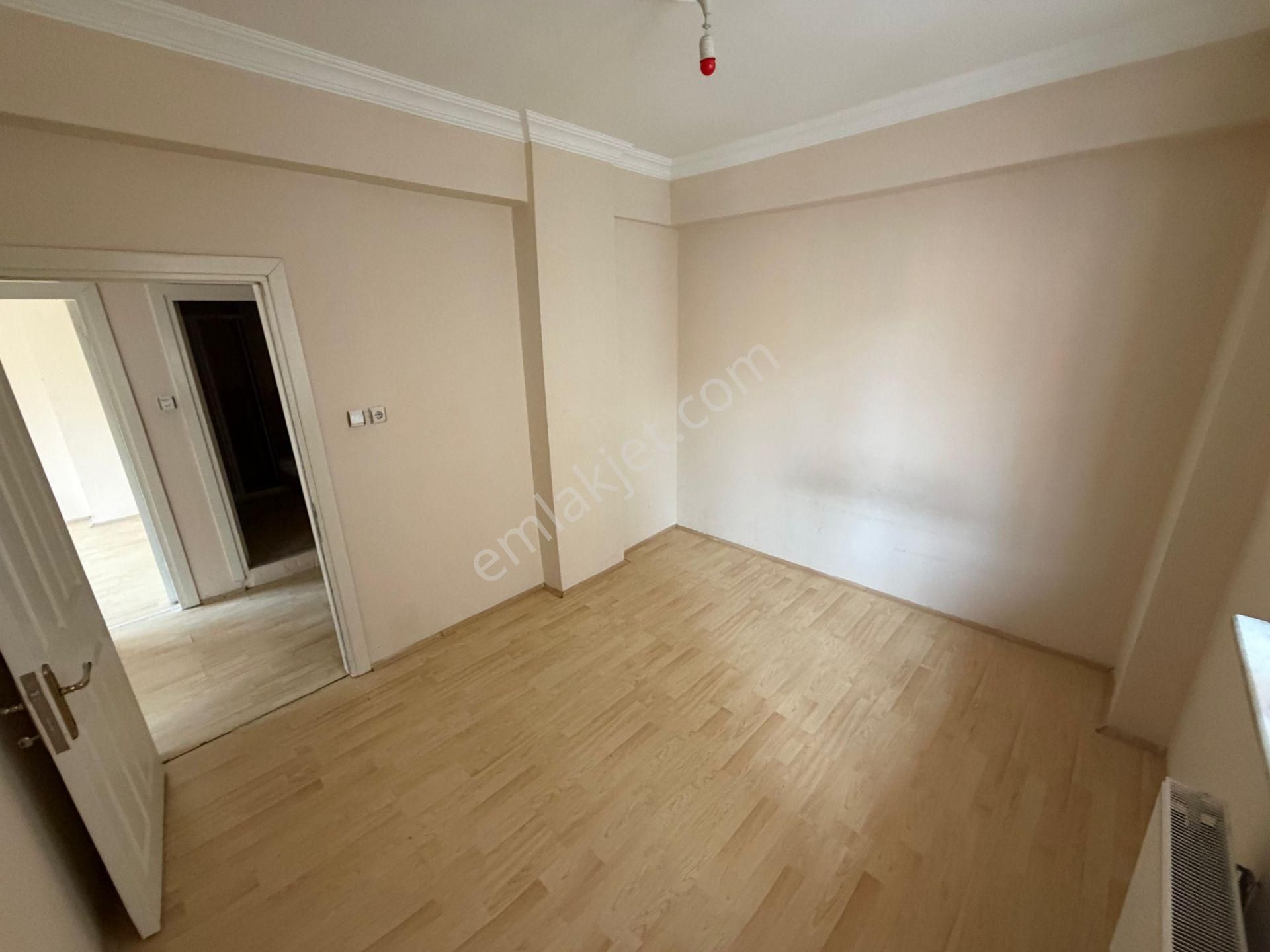 Akademi'den Şimşek Sokak Üzeri Ara Kat Balkonlu Köşe Kiralık 2+1 - Görsel 14