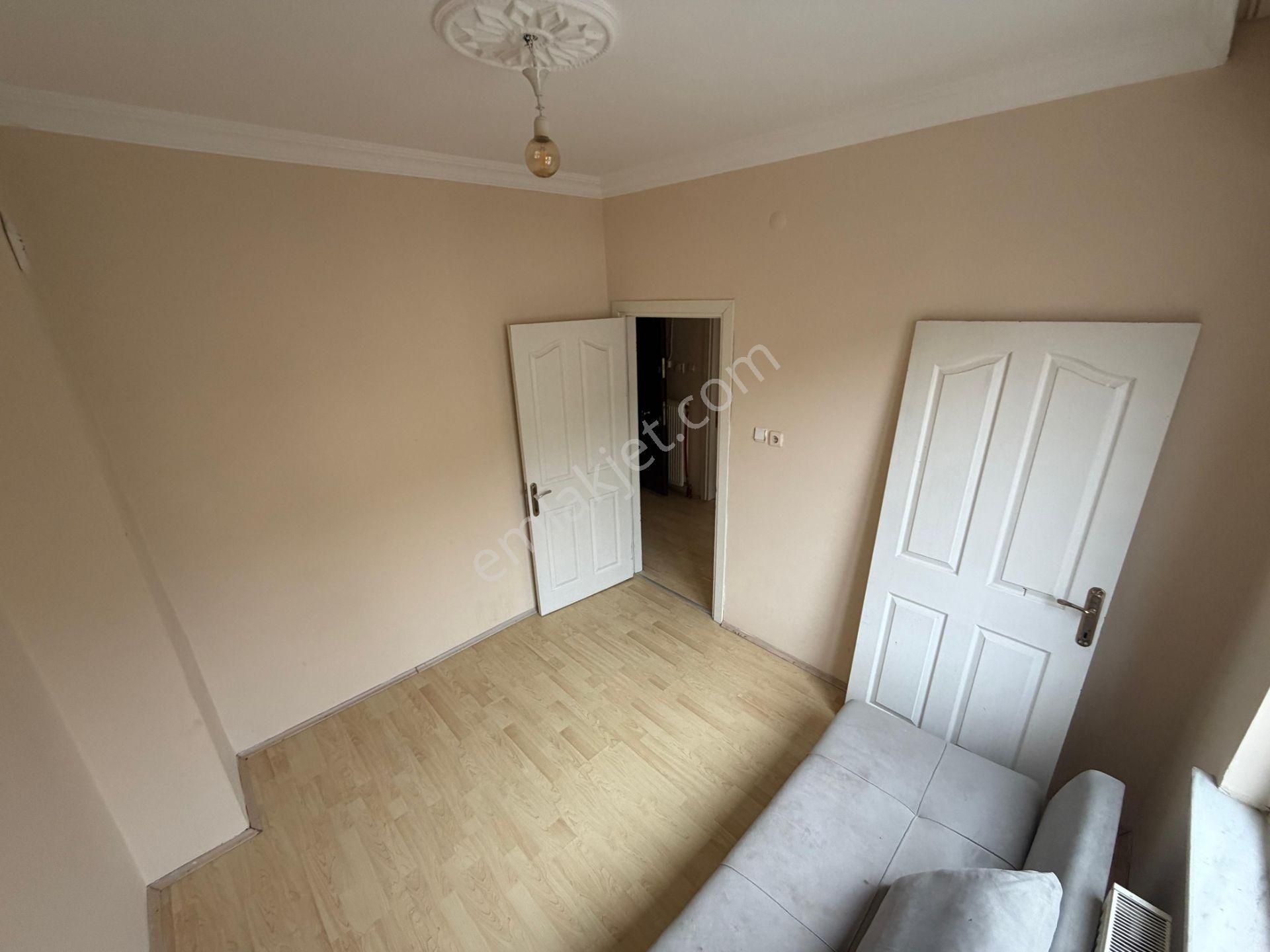 Akademi'den Şimşek Sokak Üzeri Ara Kat Balkonlu Köşe Kiralık 2+1 - Görsel 3