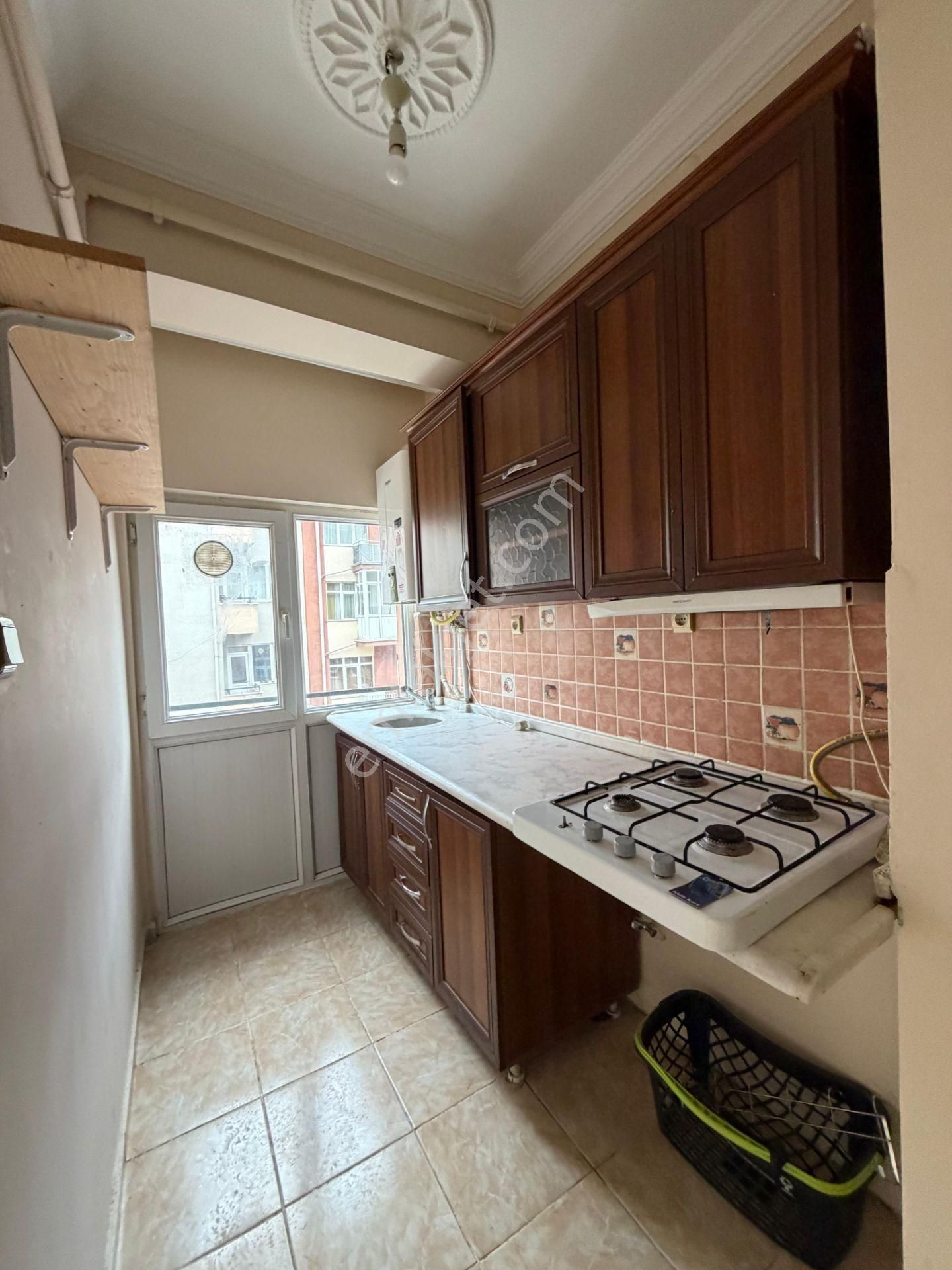 Akademi'den Şimşek Sokak Üzeri Ara Kat Balkonlu Köşe Kiralık 2+1 - Görsel 6