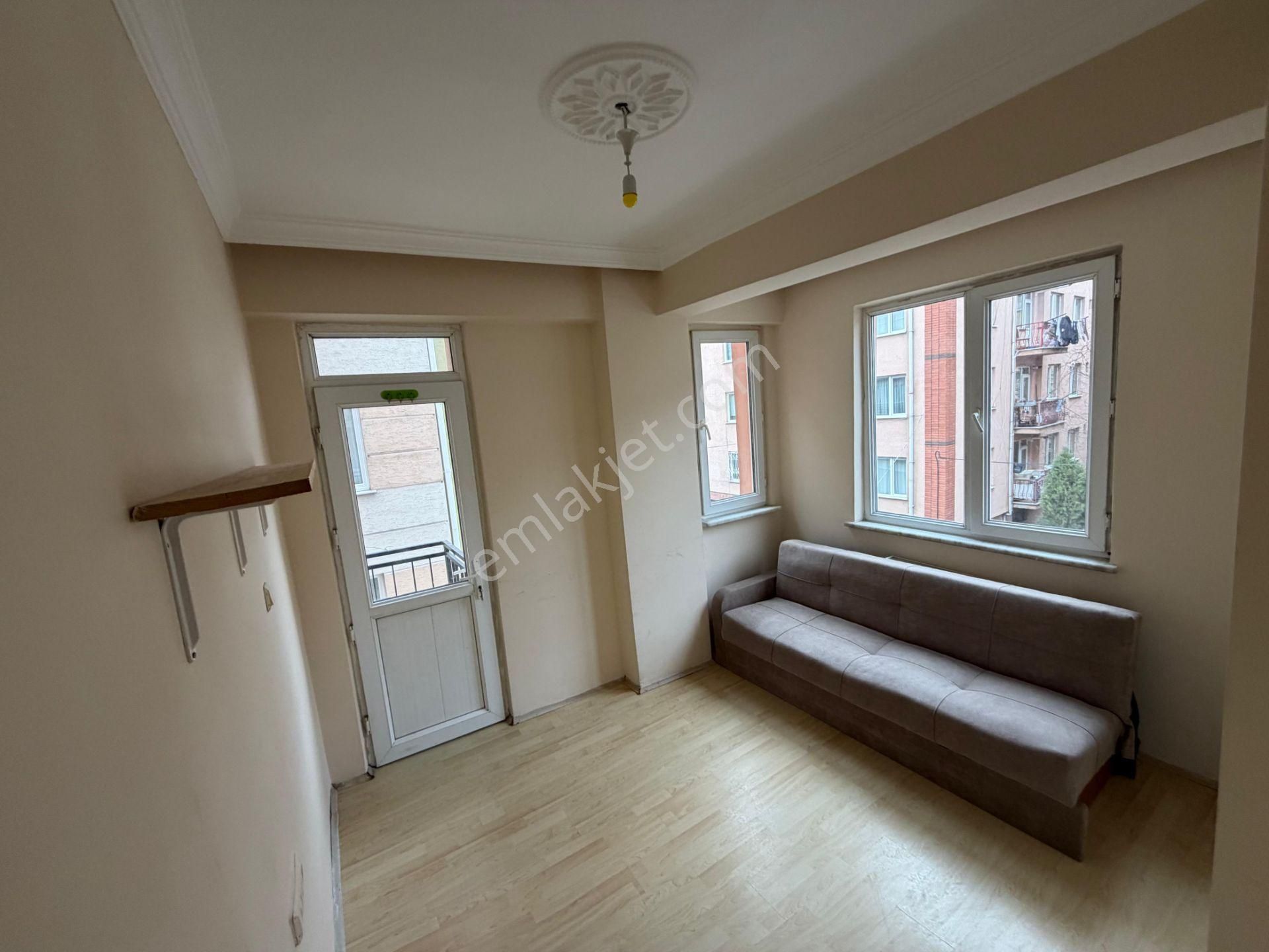 Akademi'den Şimşek Sokak Üzeri Ara Kat Balkonlu Köşe Kiralık 2+1 - Görsel 10