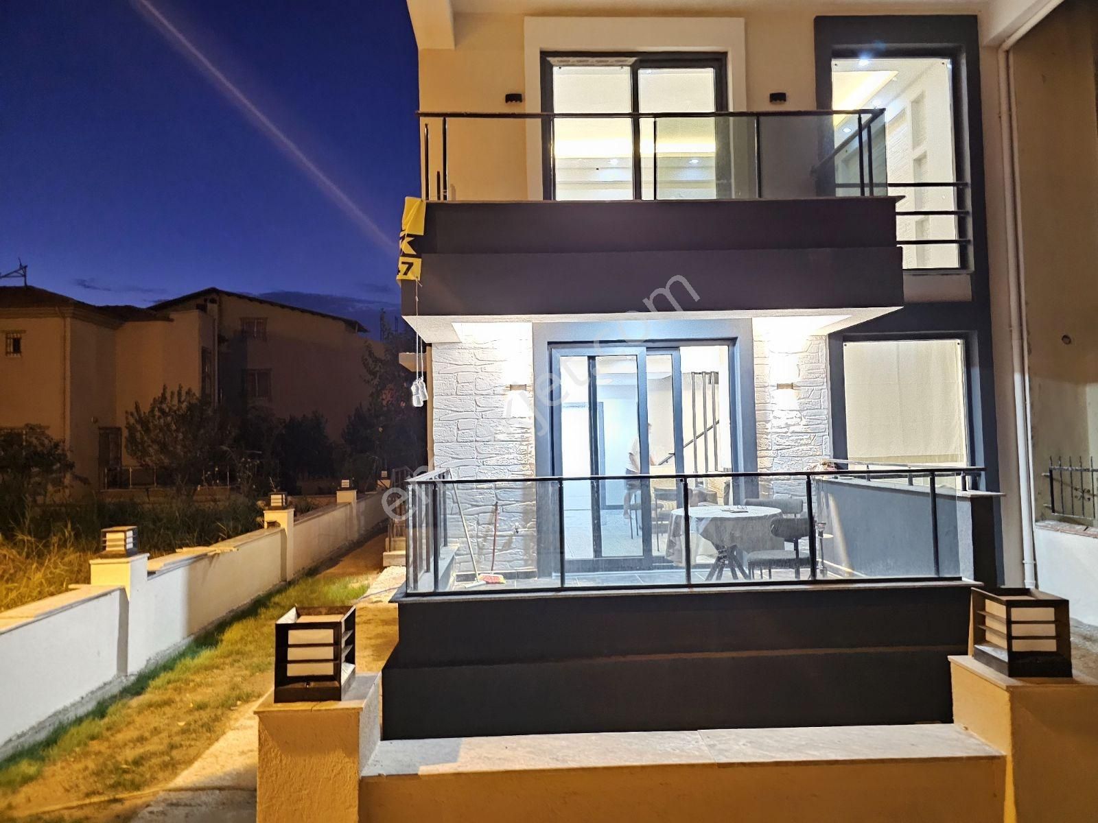 Onmax Öğretmenlerde Denize Yakın Satılık Müstakil Lüks Villa