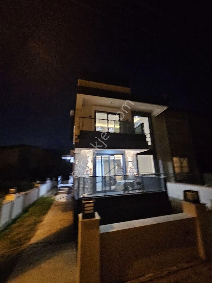 Onmax Öğretmenlerde Denize Yakın Satılık Müstakil Lüks Villa - Görsel 9