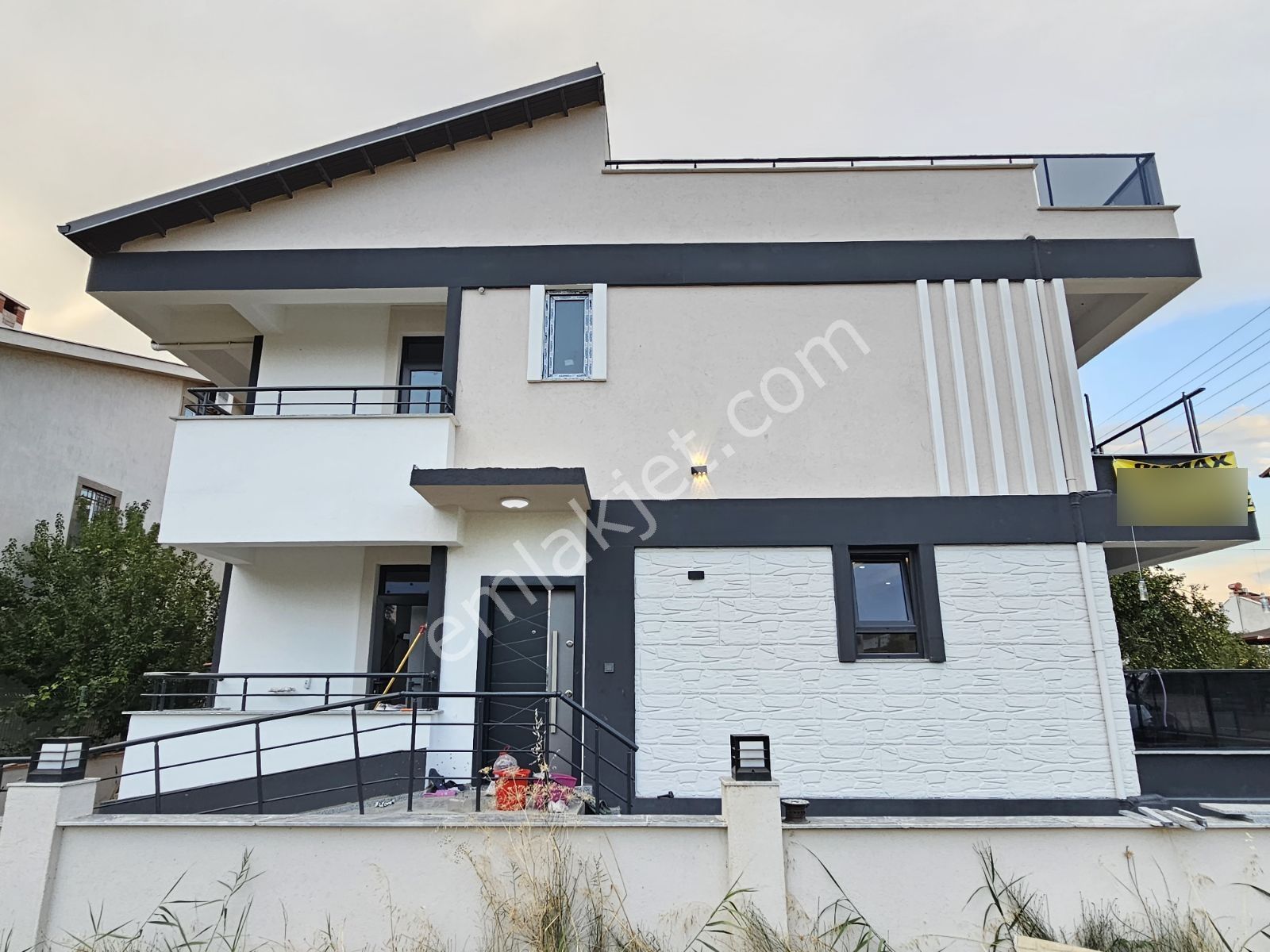 Onmax Öğretmenlerde Denize Yakın Satılık Müstakil Lüks Villa - Görsel 13