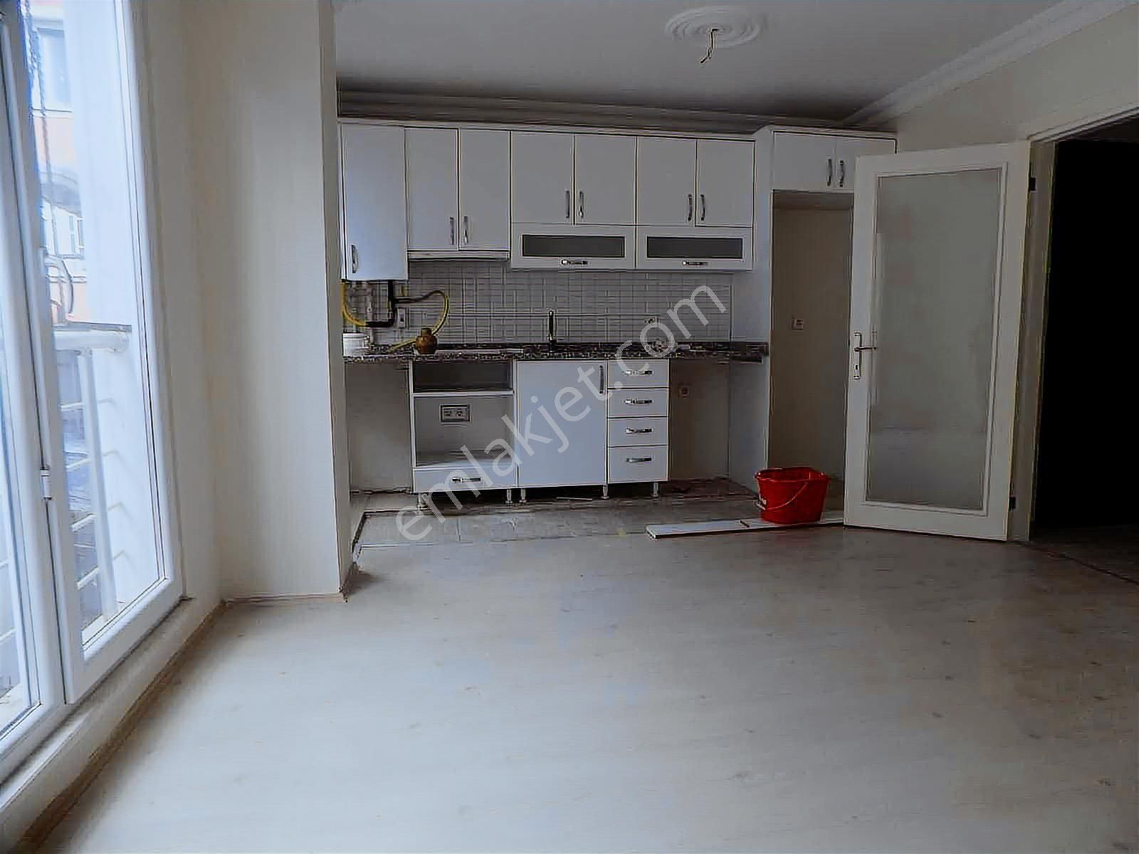 Cadde Dibinde 1.kat Çift Cephe Ferah Temiz 2+1 Lüks Daire +++ - Görsel 3