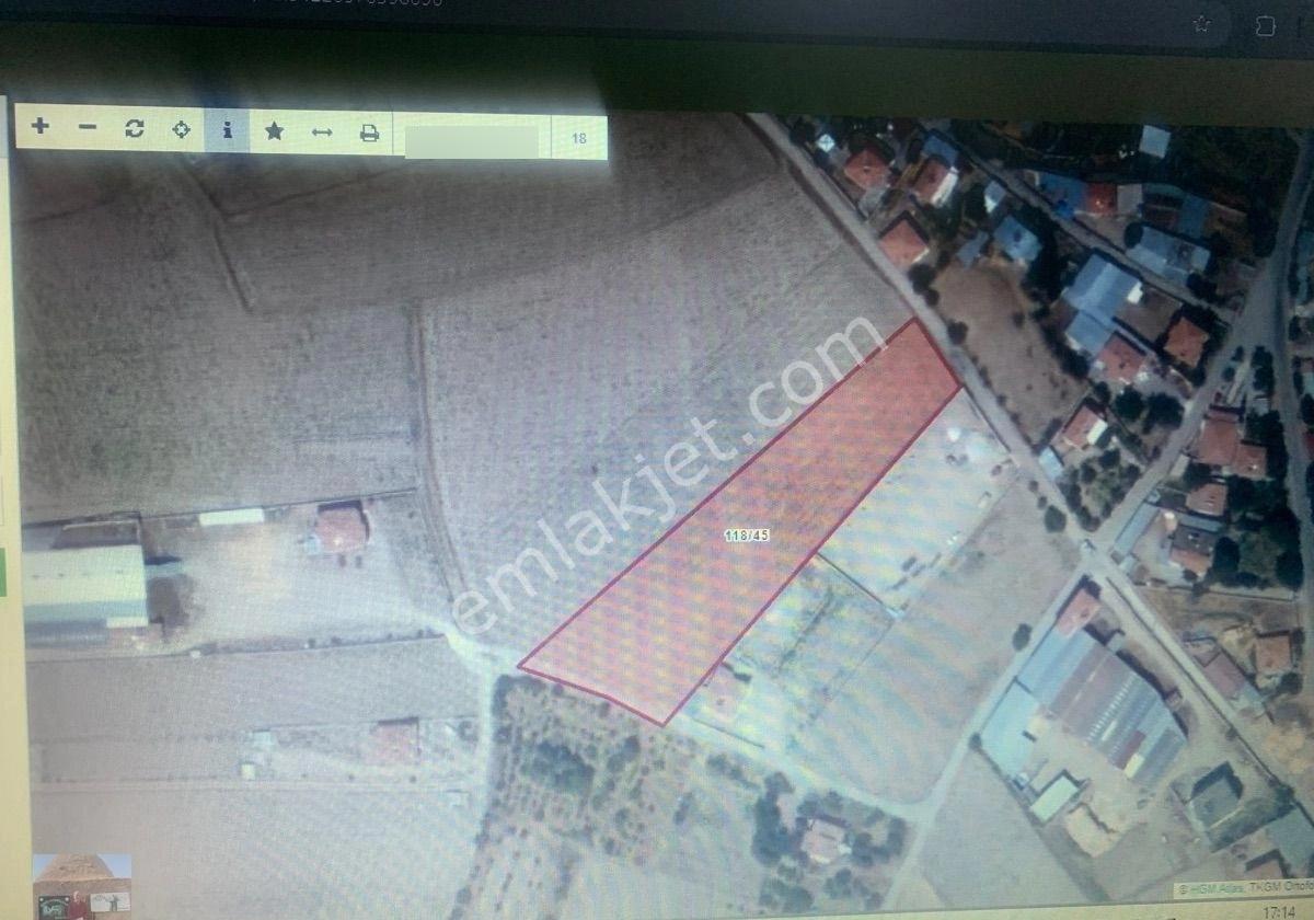 Develi Çomaklı Köy İçinde Ana Yol Kenarı Arazi