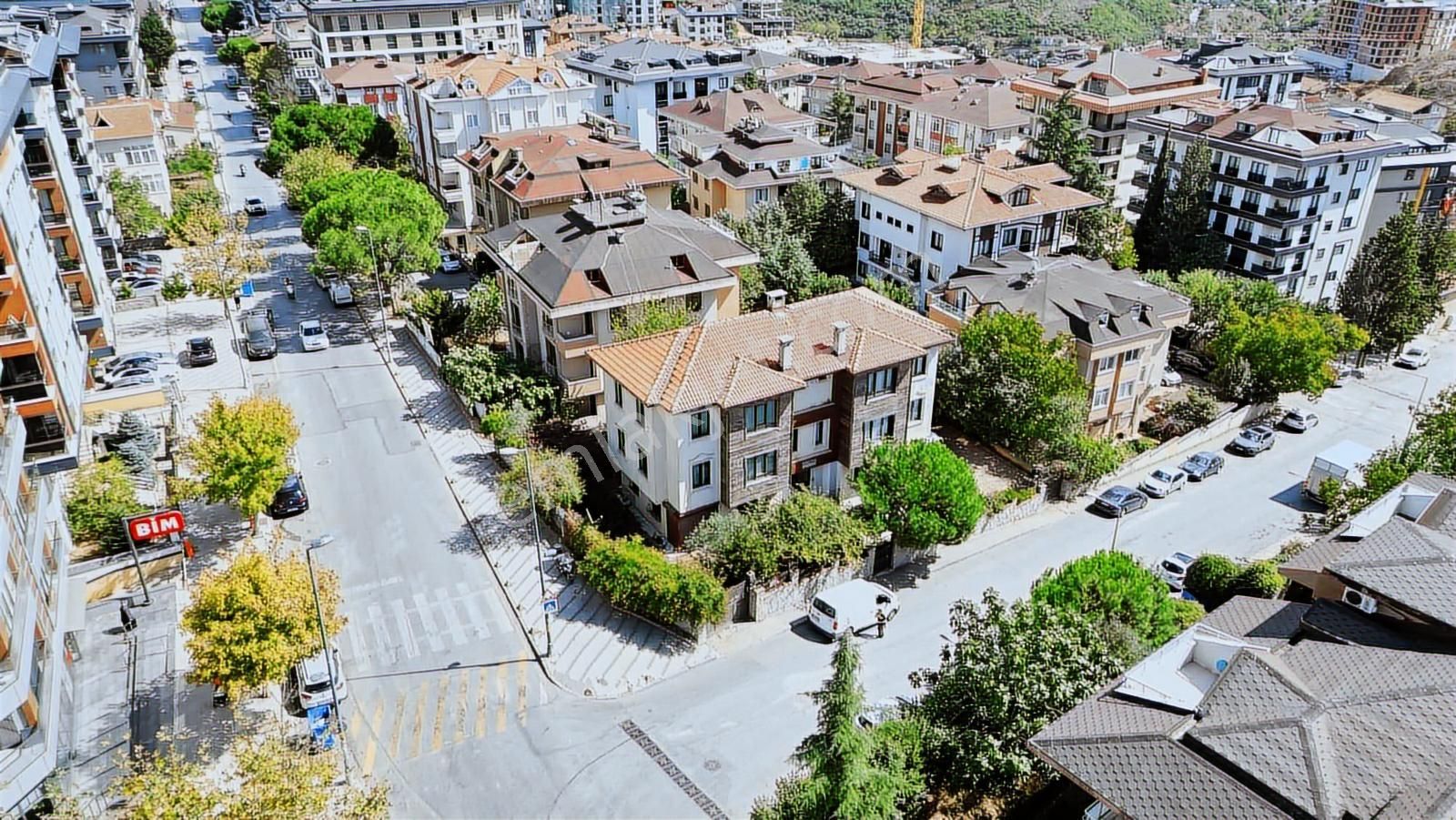 Çengelköy Sultanmuratta Ana Cadde Üzeri Kiralık Tripleks Villa - Görsel 13