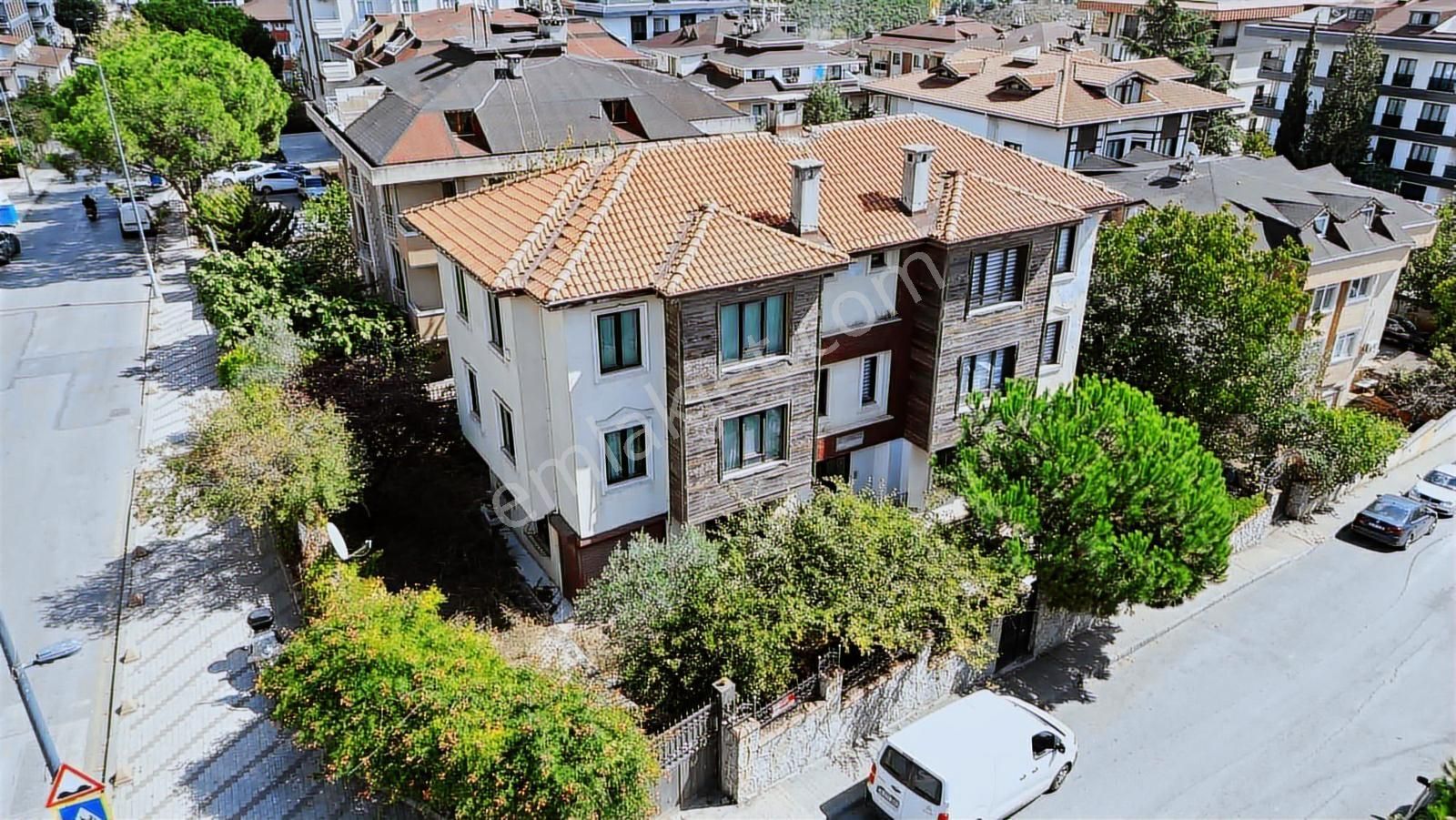 Çengelköy Sultanmuratta Ana Cadde Üzeri Kiralık Tripleks Villa