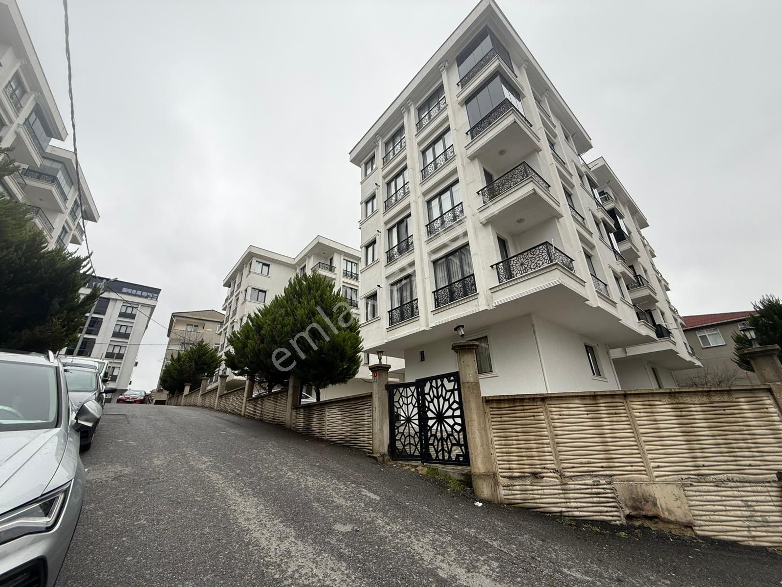 Çekmeköy Beyaz Konaklar Sitesinde 3+1 Satılık Daire