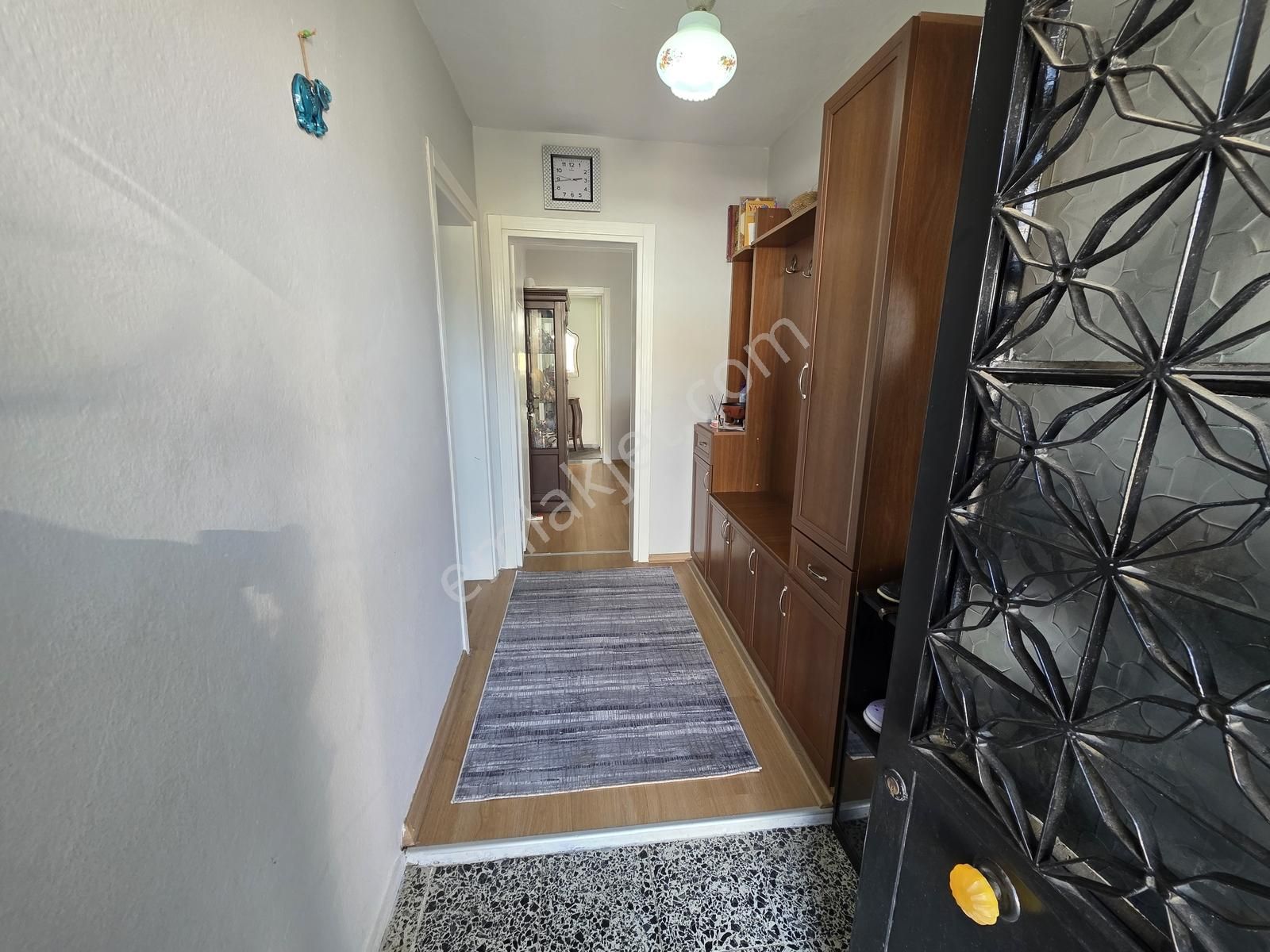 Onmax Öğretmenlerde Denize Yakın 2+1 Kapalı Mutfak Ara Kat Daire