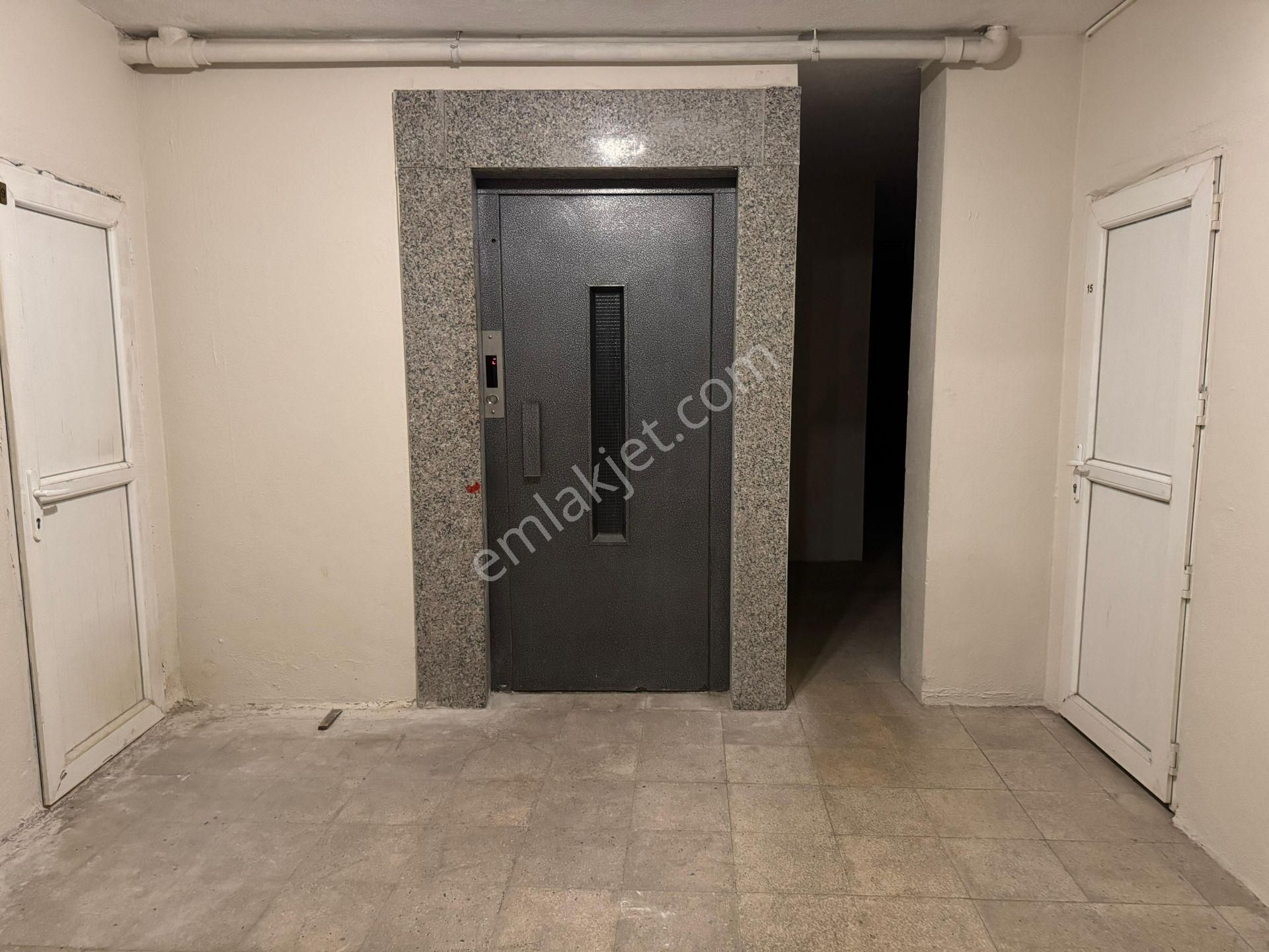 Suadiye'de 7/24 Güvenlikli Havuzlu Özel Depo Alanlı Ebeveyn Banyolu Net 146m2 4+1 - Görsel 22