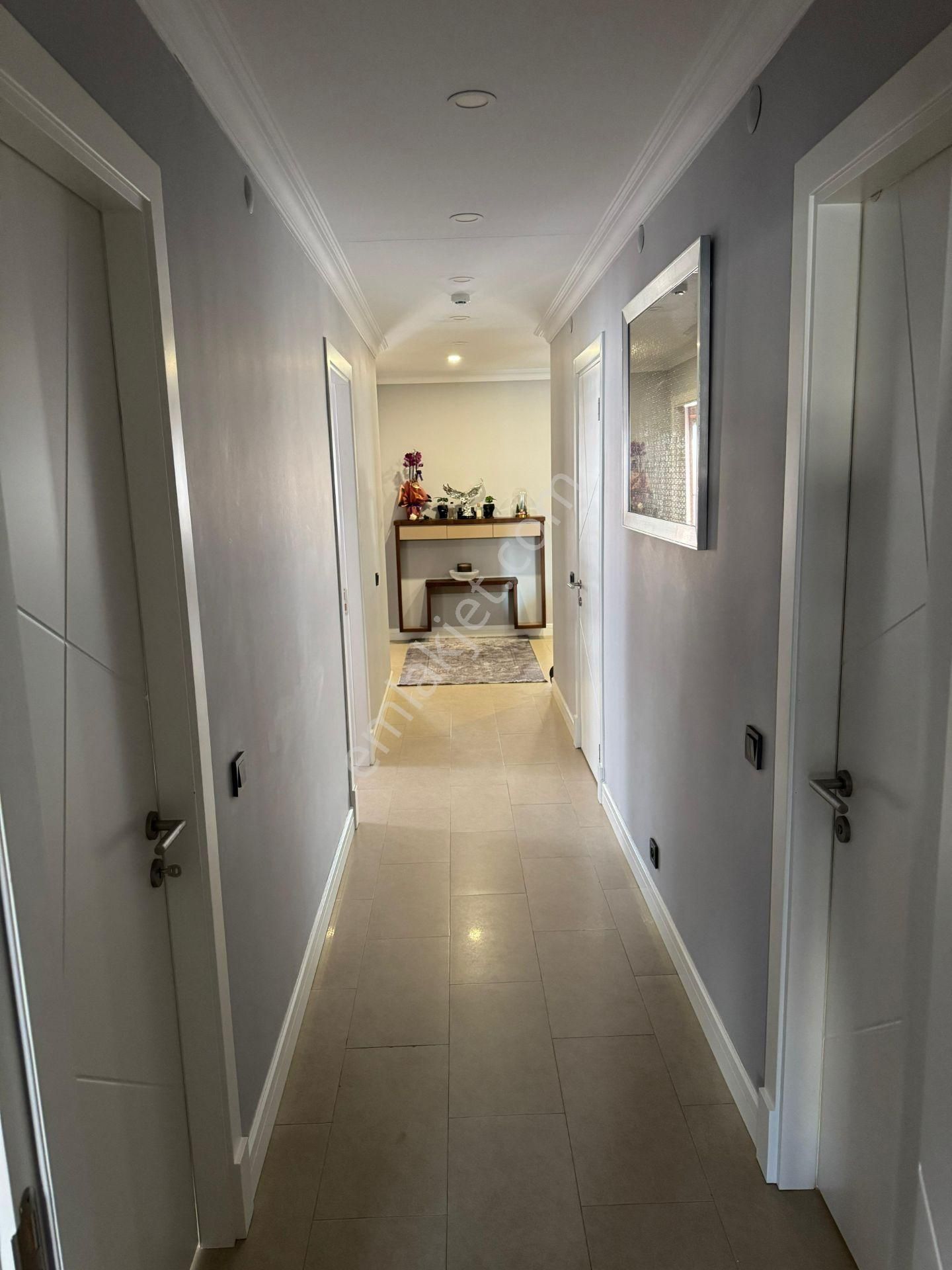 Suadiye'de 7/24 Güvenlikli Havuzlu Özel Depo Alanlı Ebeveyn Banyolu Net 146m2 4+1 - Görsel 12