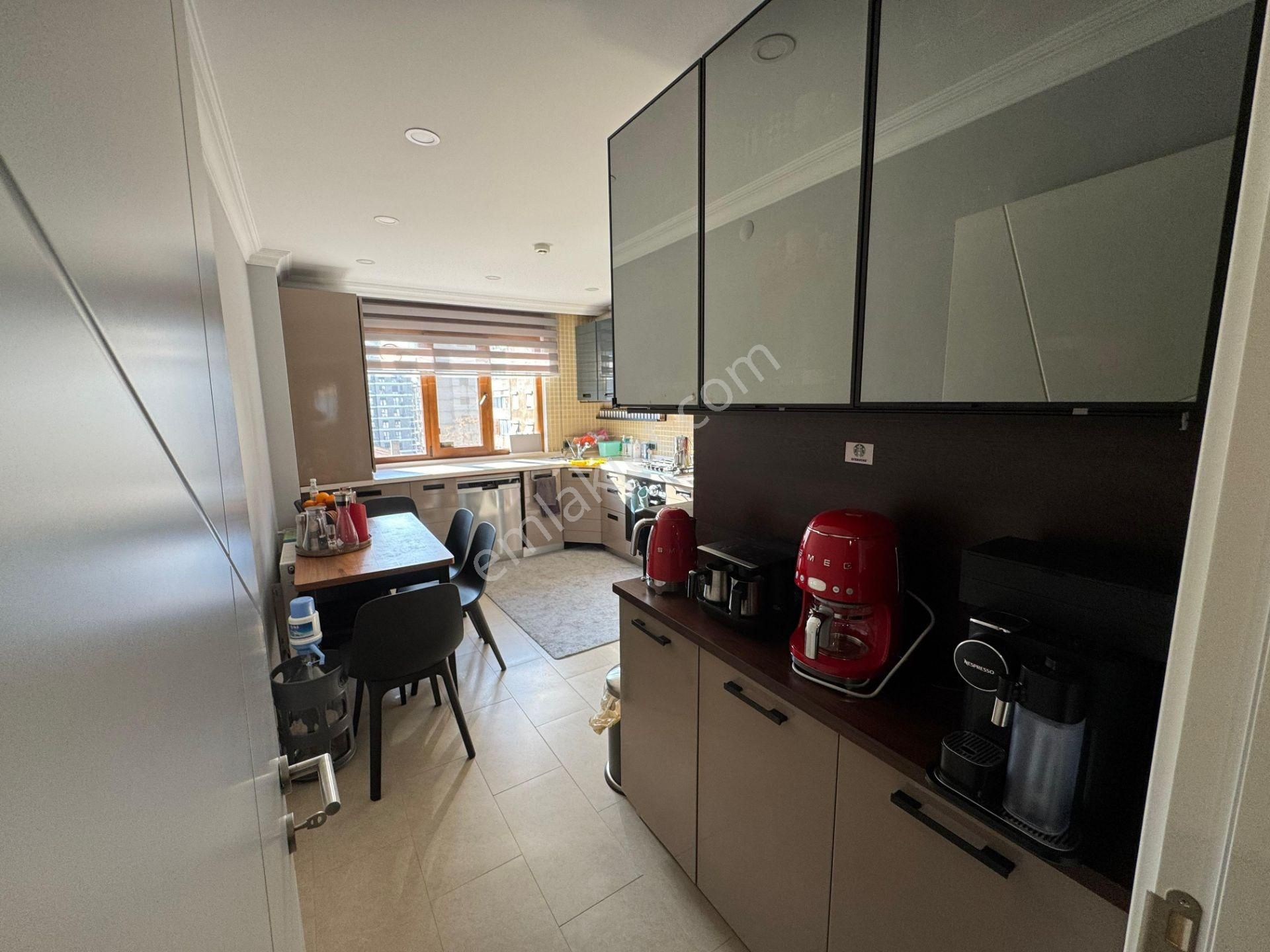 Suadiye'de 7/24 Güvenlikli Havuzlu Özel Depo Alanlı Ebeveyn Banyolu Net 146m2 4+1 - Görsel 4