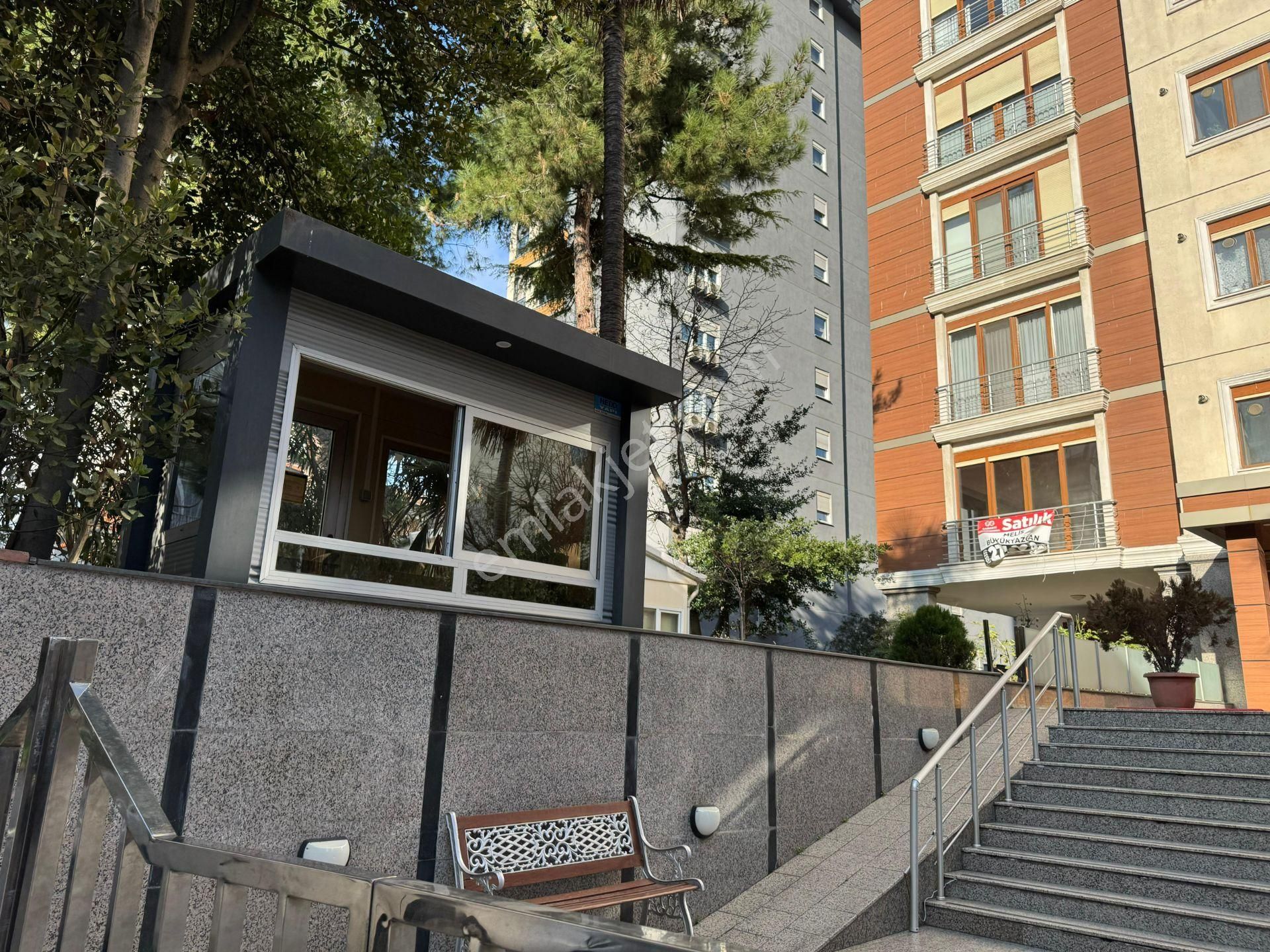 Suadiye'de 7/24 Güvenlikli Havuzlu Özel Depo Alanlı Ebeveyn Banyolu Net 146m2 4+1