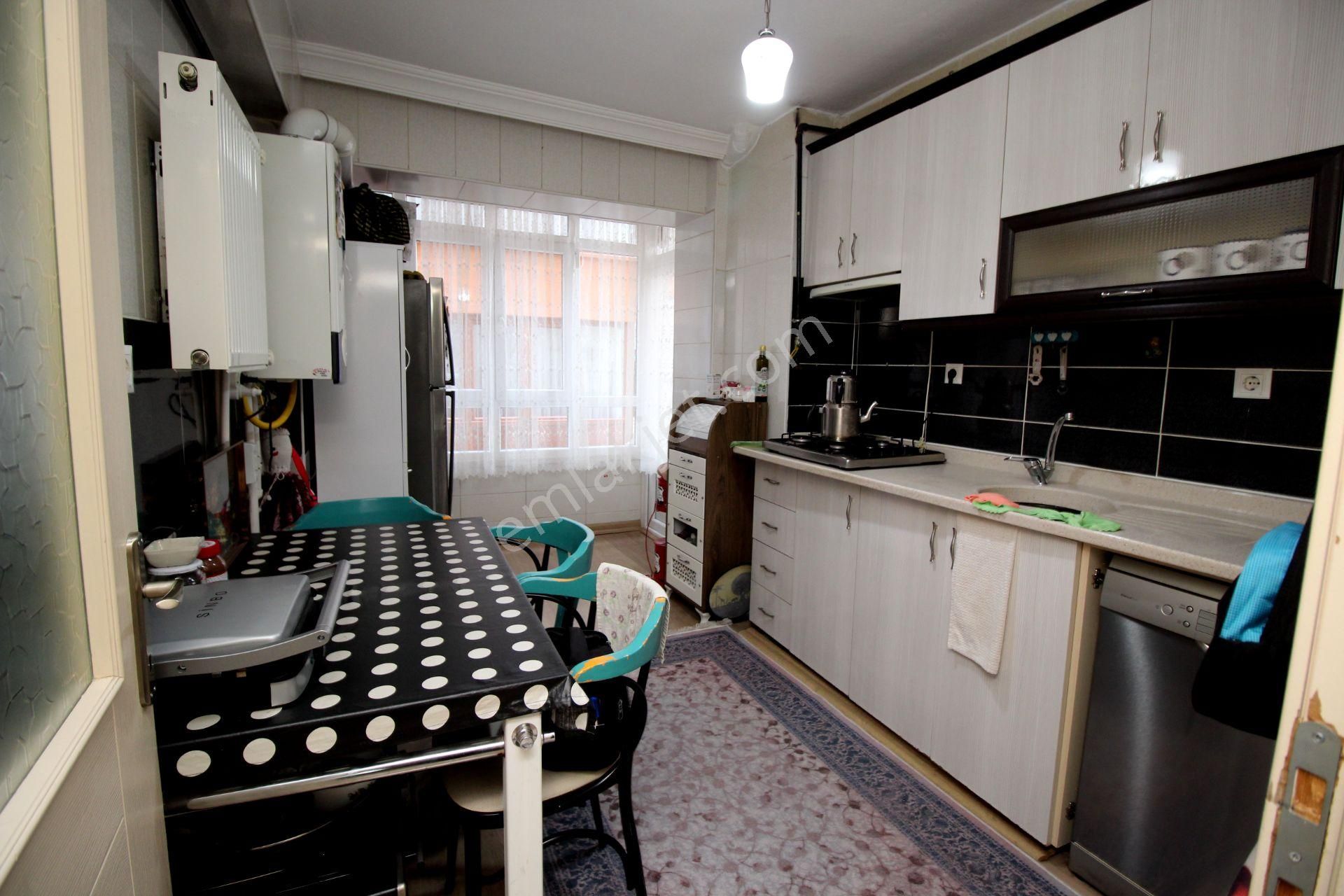 Emre Emlak'tan Topçu'da Arakat Ön Cephe Pırıl Pırıl Satılık 2+1 Daire - Görsel 2