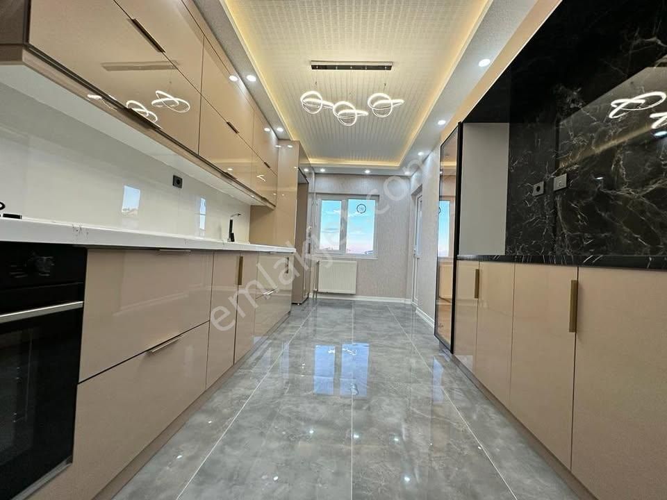 Beylikdüzü Merkez'de Oturuma Hazır Full+full Siteiçi 2+1 Dairemiz... - Görsel 4