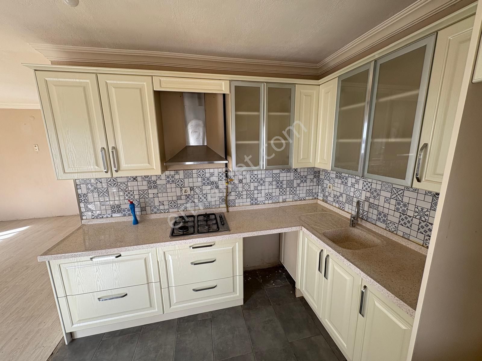 Huzur Gayrimenkul Den Mithatpaşa Mahallesinde 3+1 Kiralık Daire - Görsel 3