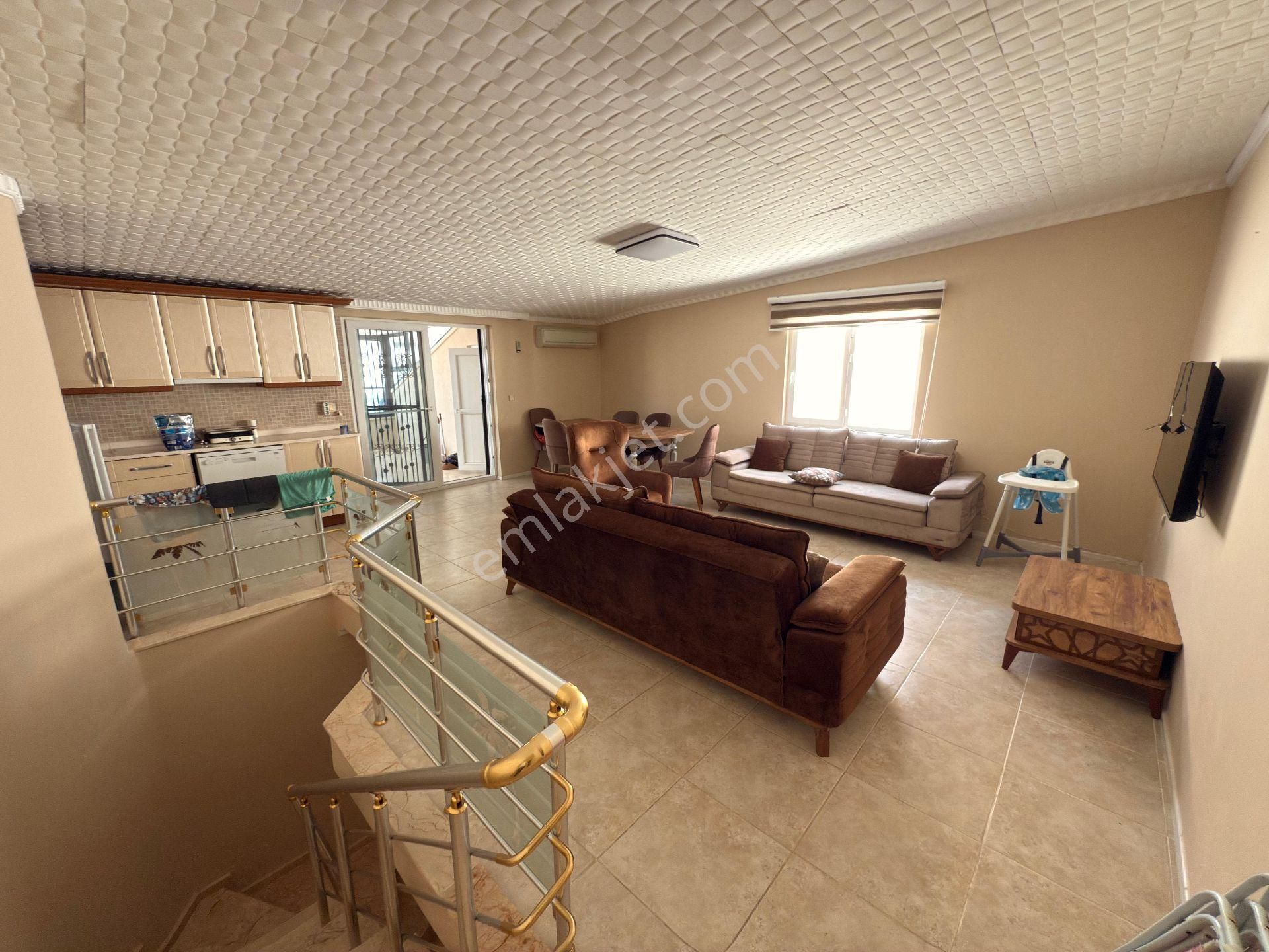 Efeler’de Masrafsız, Eşyalı Ve Havuzlu Sitede Satılık 3+1 Dubleks Daire