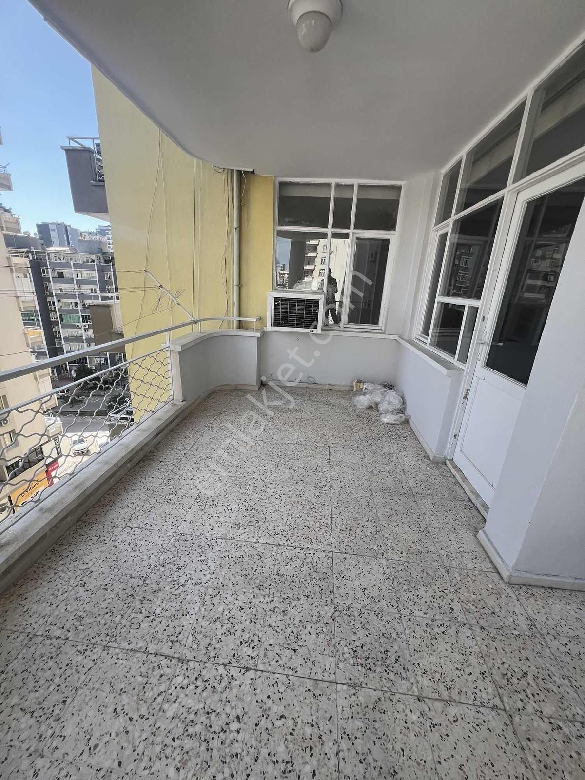 Kulepark~farkıyla~semt~pazarı~yanı4+1~kapalı~mutfak~teras~balkon