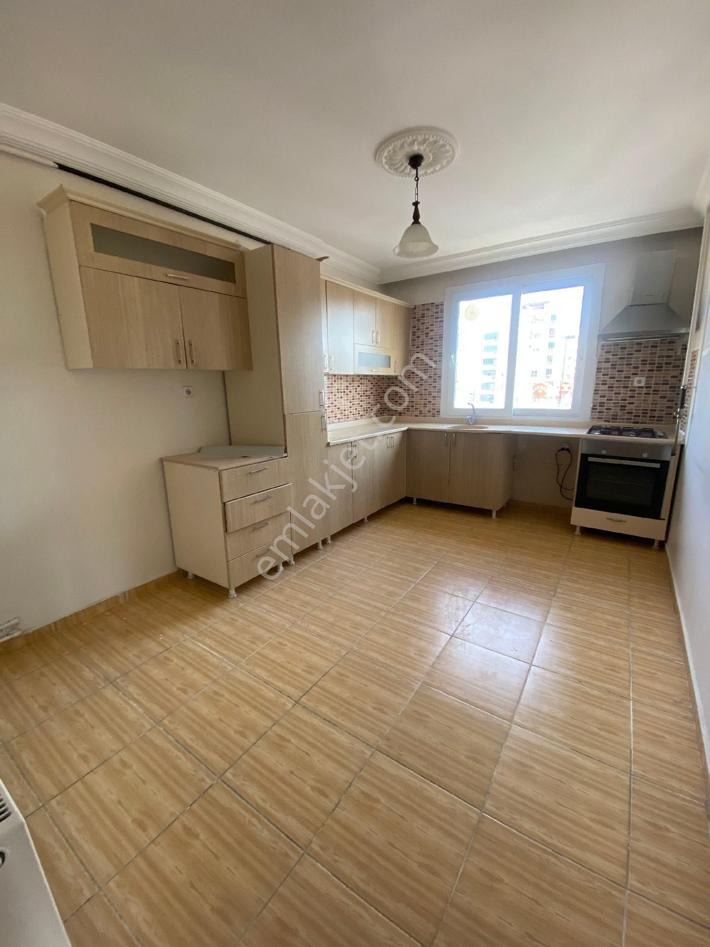 Pınar Mahallesinde 3+1 Geniş Oturumlu Satılık Daire