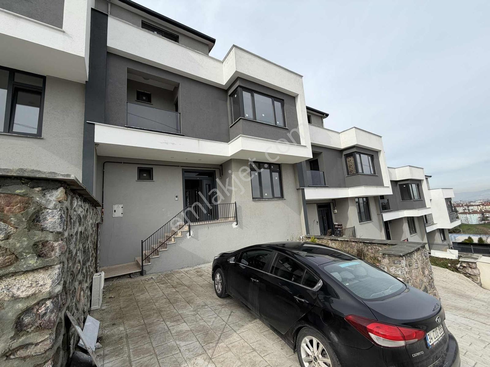 Deniz Ve Şehir Manzaralı 310m² Tripleks Villa