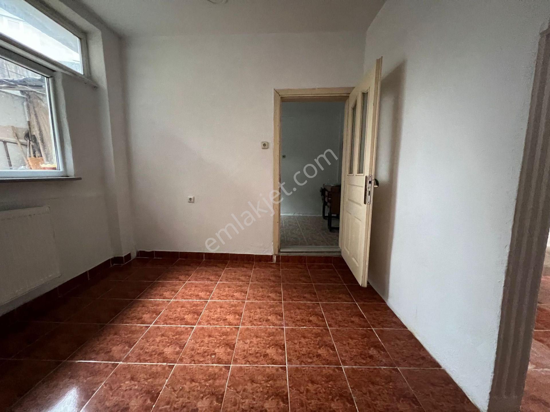 Roma' Dan Fatih Mahallesi' Nde Kiralık Dükkan - Görsel 4