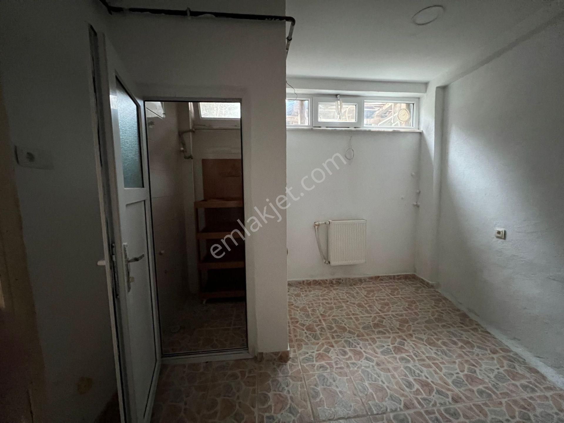 Roma' Dan Fatih Mahallesi' Nde Kiralık Dükkan - Görsel 5