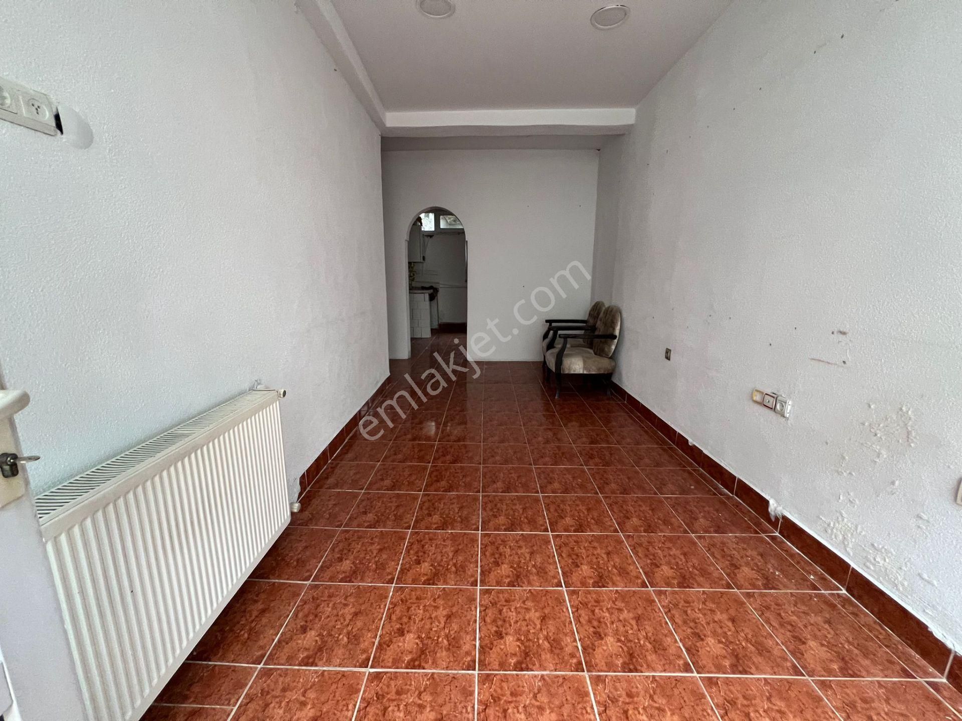 Roma' Dan Fatih Mahallesi' Nde Kiralık Dükkan