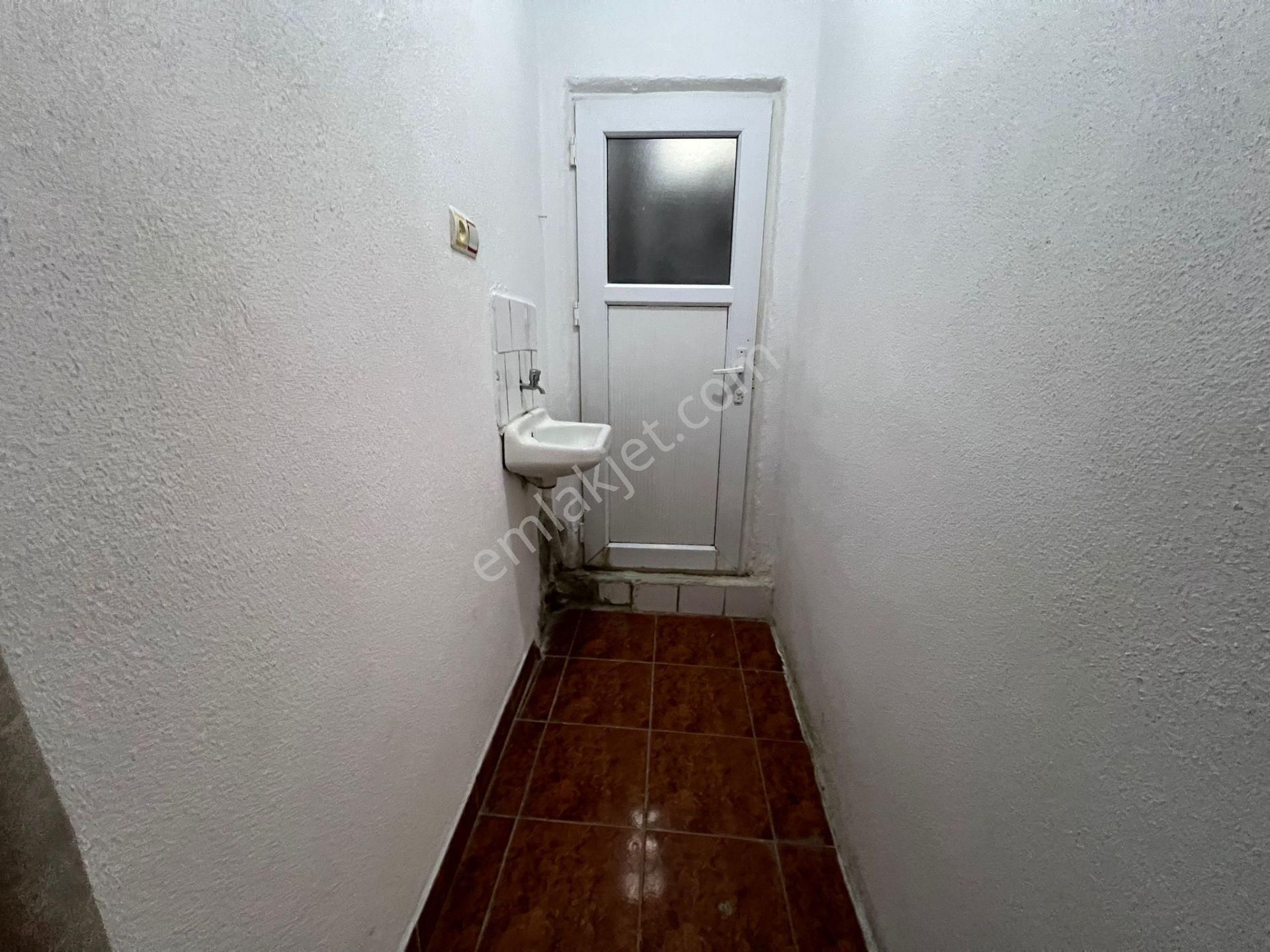 Roma' Dan Fatih Mahallesi' Nde Kiralık Dükkan - Görsel 6