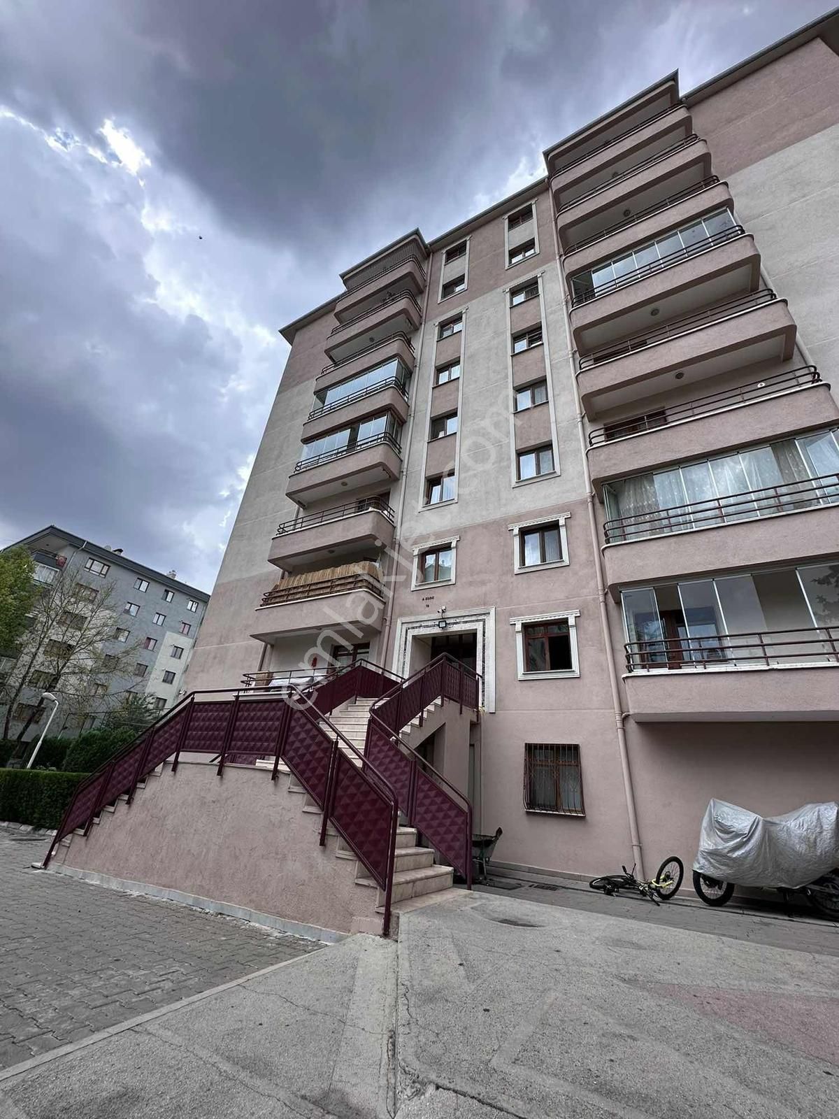 Serhat Mahallesi'nde Satılık 2+1 Muhteşem Lokasyon.