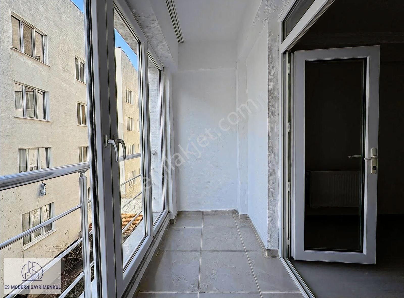 Gültepe'de Halk Cd. Çift Balkon & Arakat Kiralık 2+1 Daire - Görsel 2