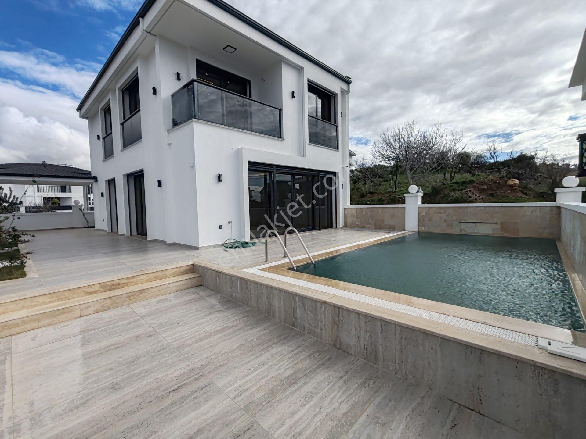 Didim'de 3+1 Satılık Villa Lüks, Havuzlu Otoparklı