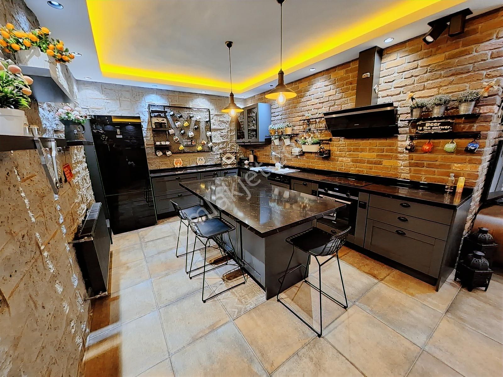 Çamlık Villa Bölgesinde İçi Zevkle Tasarlanmış Satılık 6+2 Villa - Görsel 5