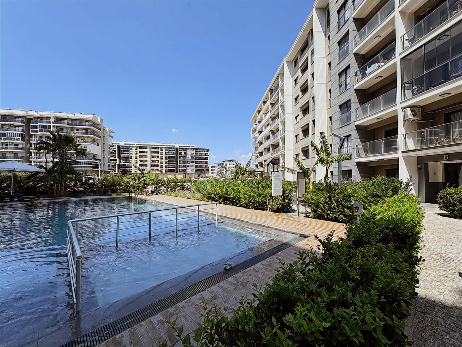 Torbalı Da Havuzlu Güvenlikli Sitede Satılık Arakat 2+1 Daire