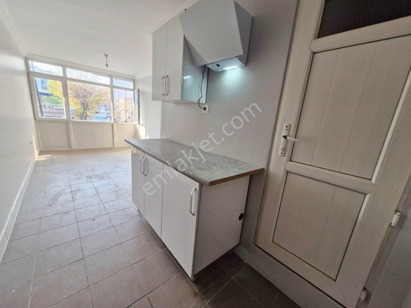 Fatih Emlaktan Cadde Üstü Satılık Hisseli 1. Kat Ofis - Görsel 5