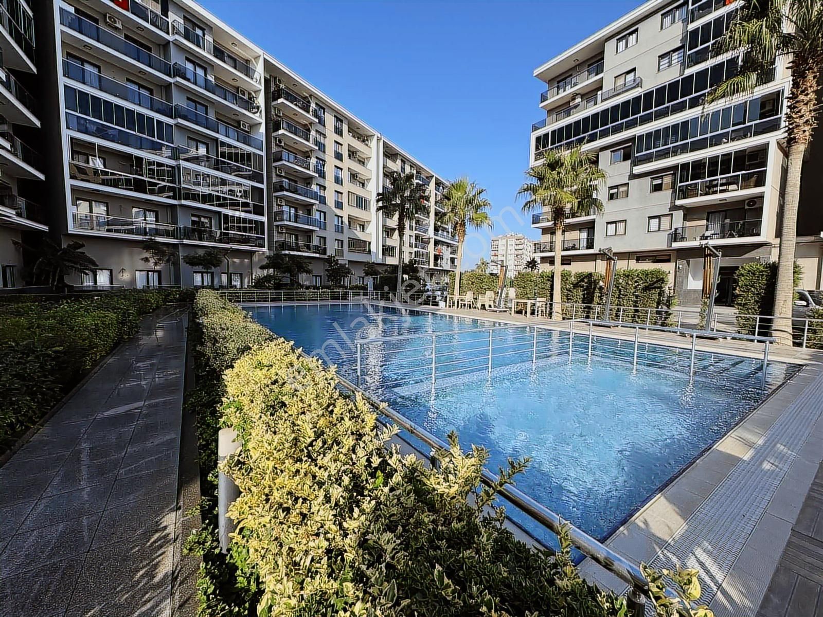 Torbalı İzban Yakını Havuzlu Sitede Satılık Bahçeli 1+1 Daire