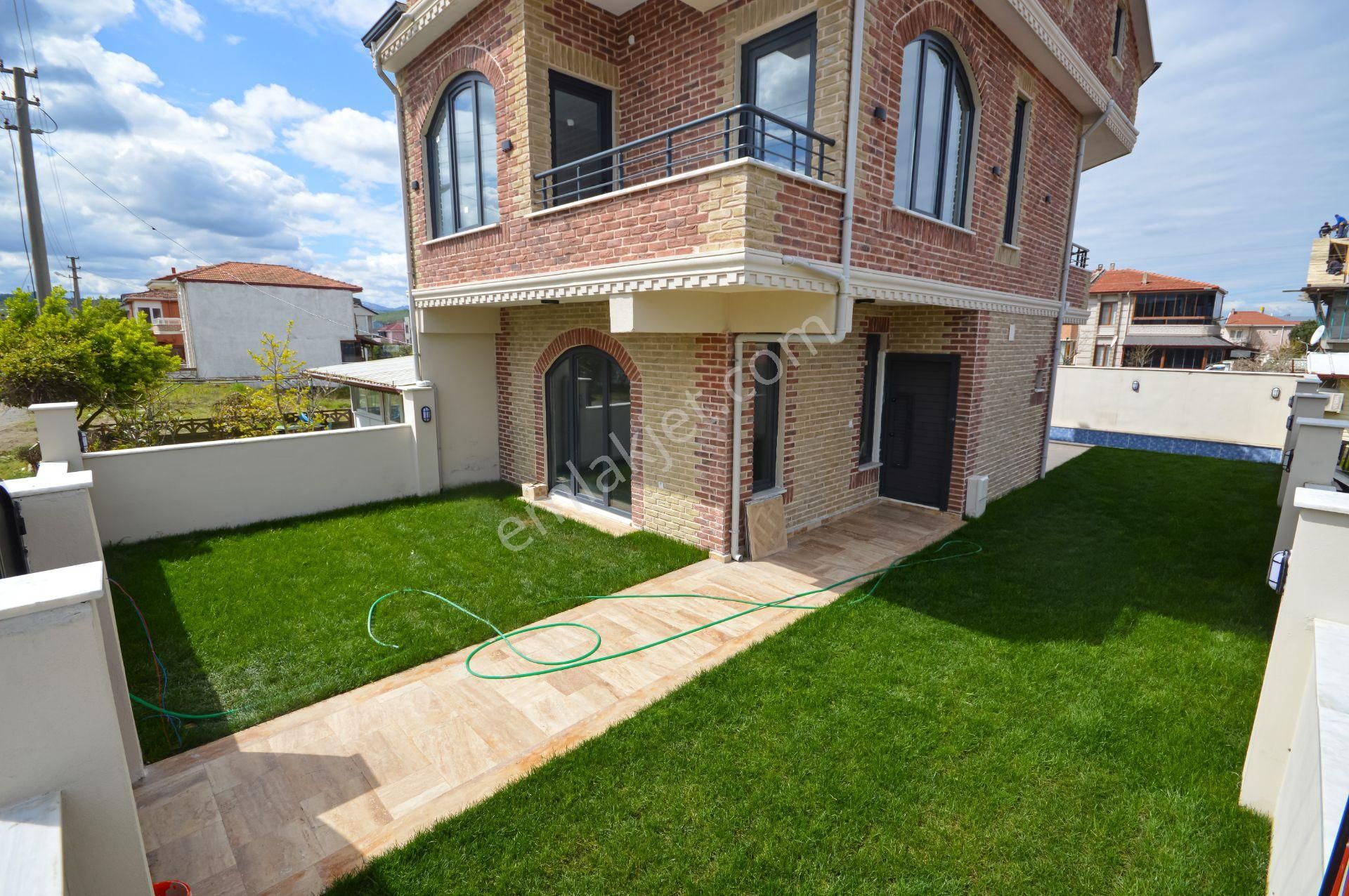 Kocaali'de Her Odası Deniz Manzaralı Müstakil Havuzlu 4+1 Modern Villa - Görsel 2