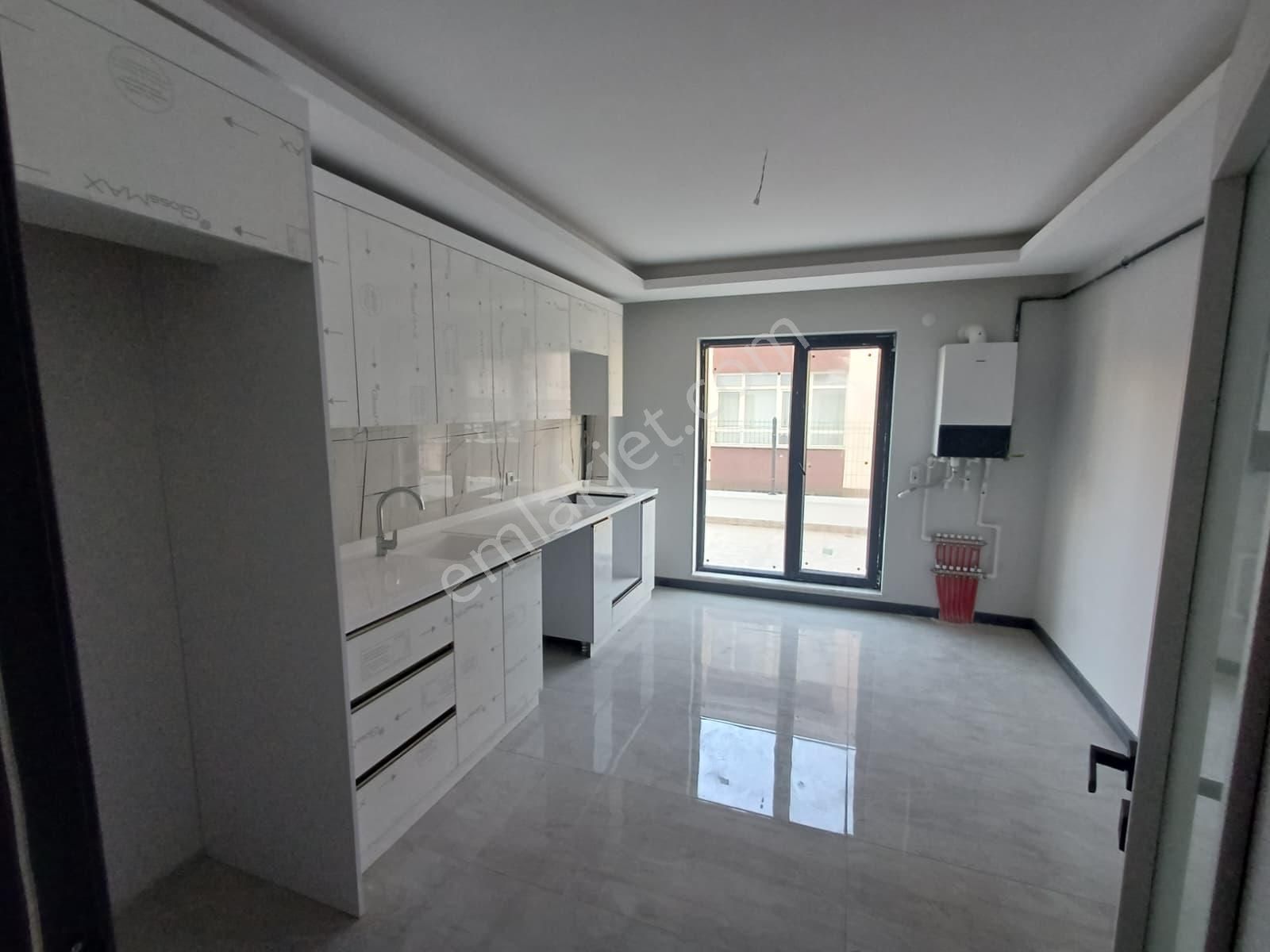 Tevfik Saglam Cadde Yakını Kot 2 Yapılı 3+1