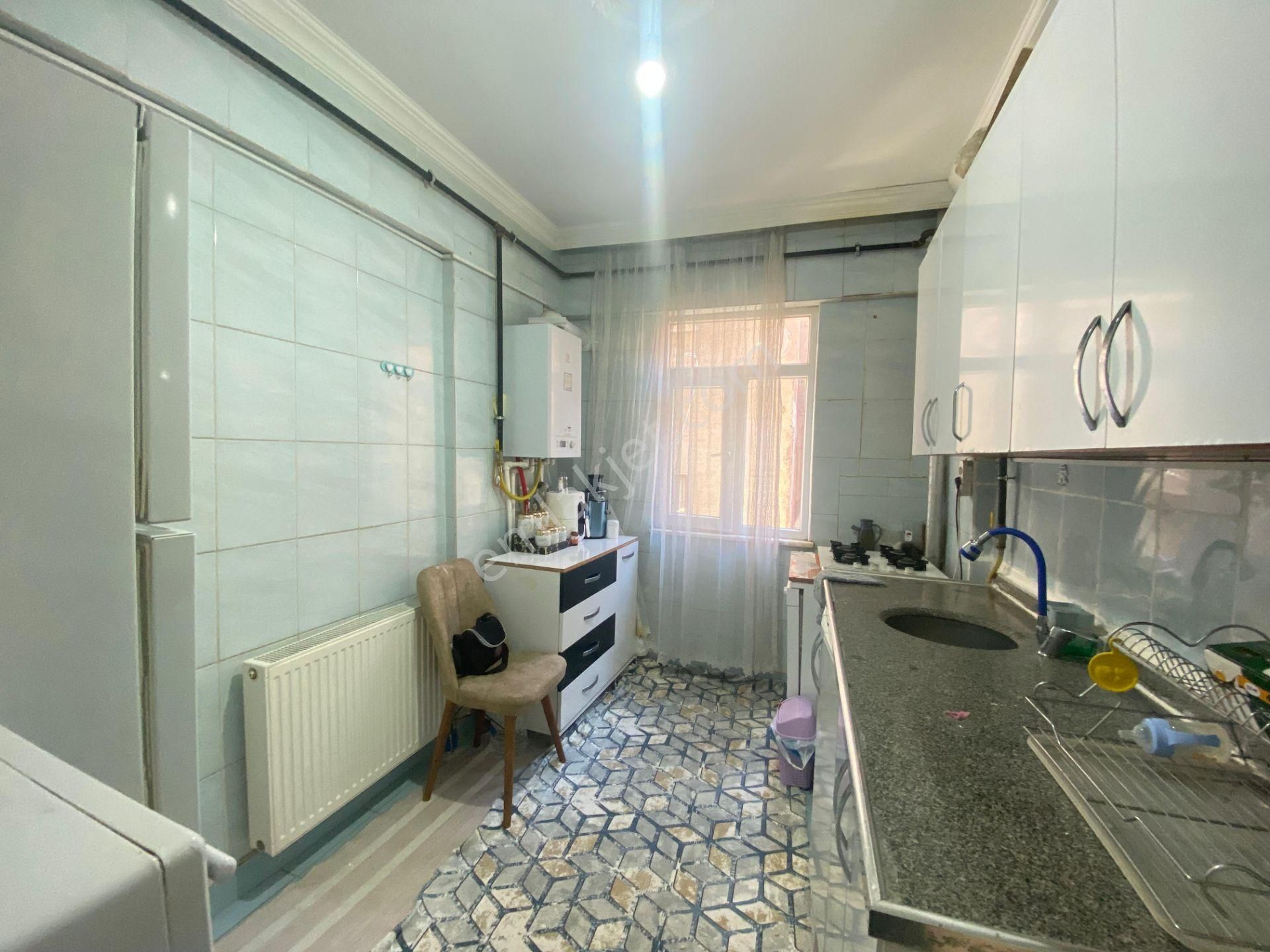 Makro Life Gayrimenkul'den Koşuyolu Parkı Karşısı Cadde Üzeri 2+1 Bakımlı Daire