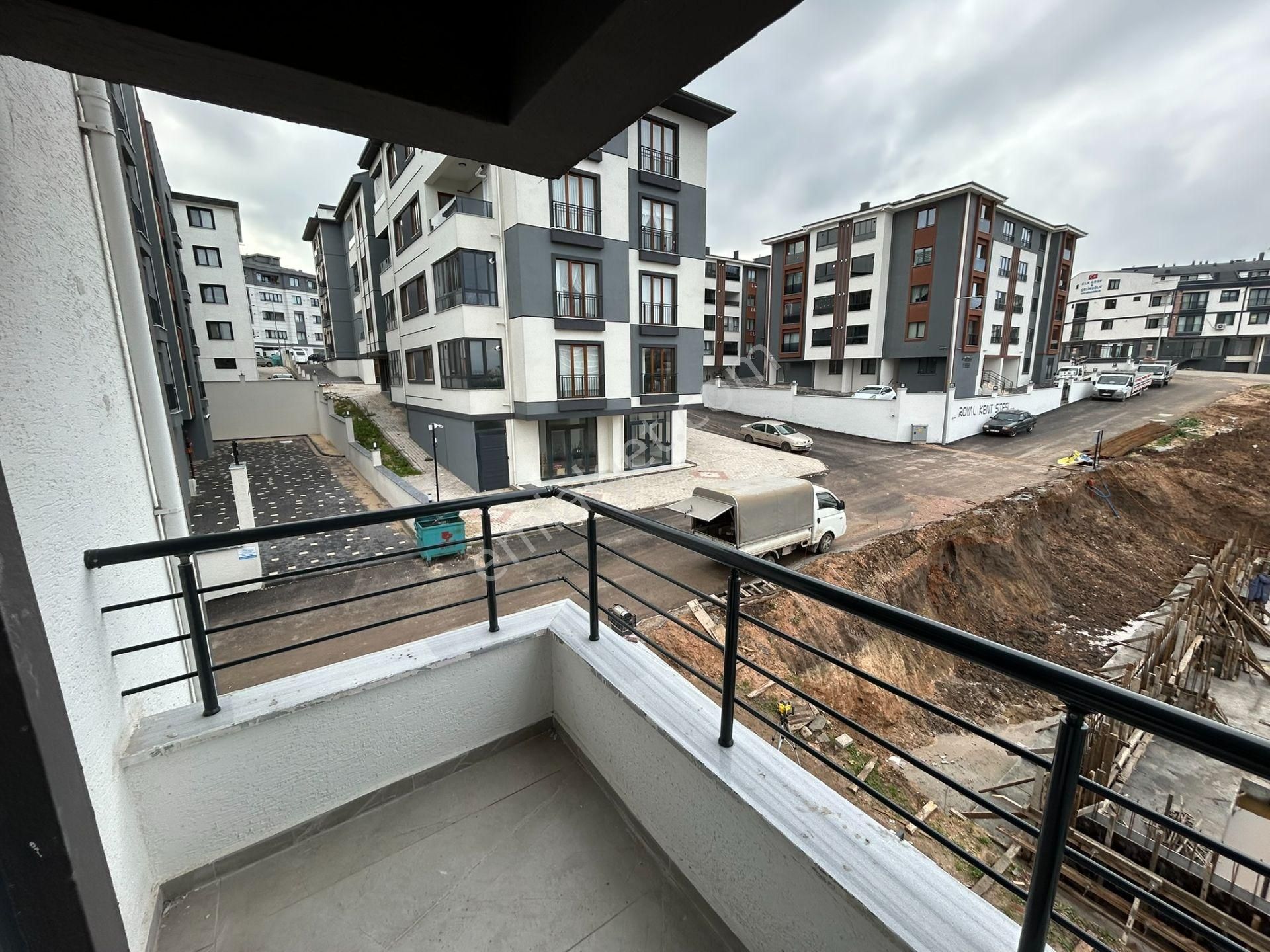 Üniversite, Hastane, Hava Üssü Ve Kafeler Bölgesi Yakınında Kiralık Eşyalı Sıfır 1+1 Daire - Görsel 21