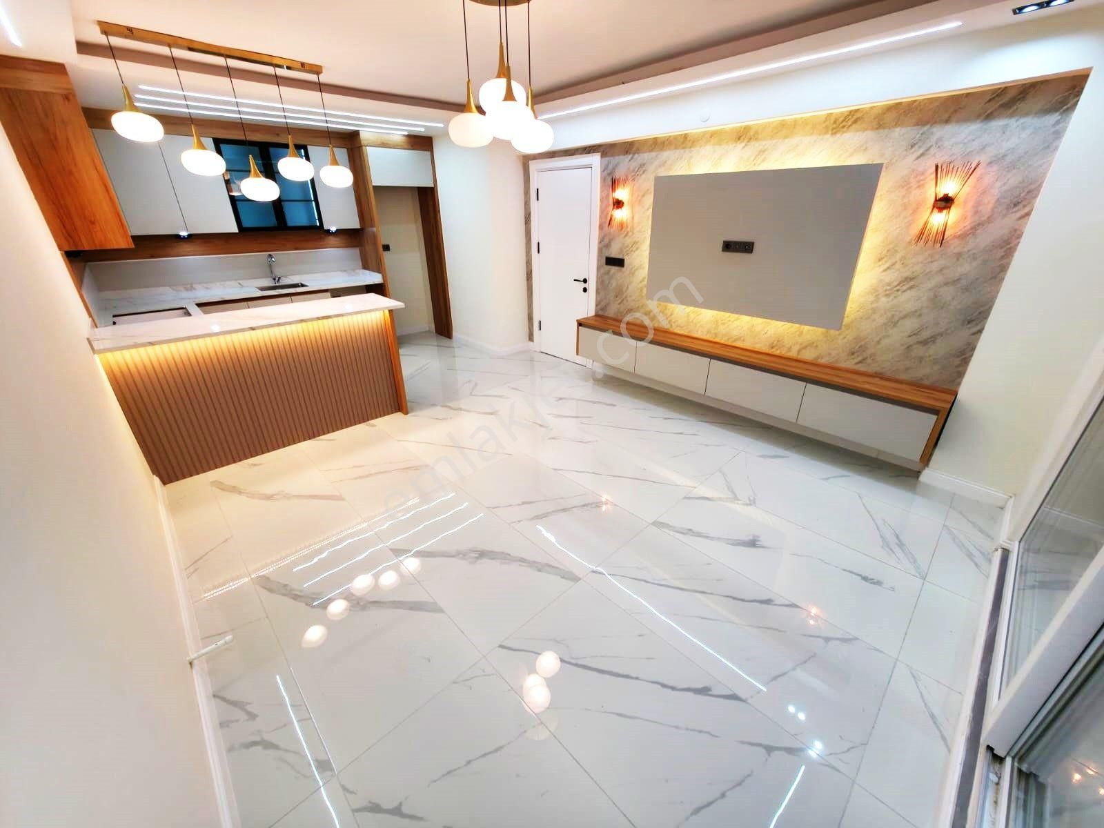 Aygül'den Akçay Merkez'de Şık Ve Keyifli Oturumuyla Ön Cephe Ara Kat Ada Mutfaklı 3+1 Satılık Daire - Görsel 7