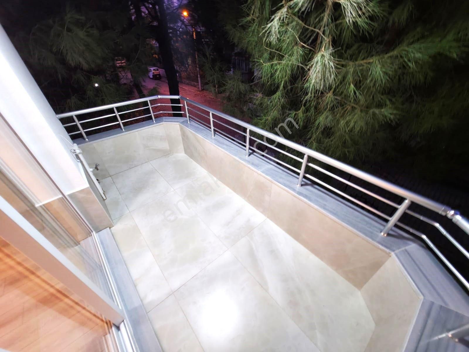 Aygül'den Akçay Merkez'de Şık Ve Keyifli Oturumuyla Ön Cephe Ara Kat Ada Mutfaklı 3+1 Satılık Daire - Görsel 22