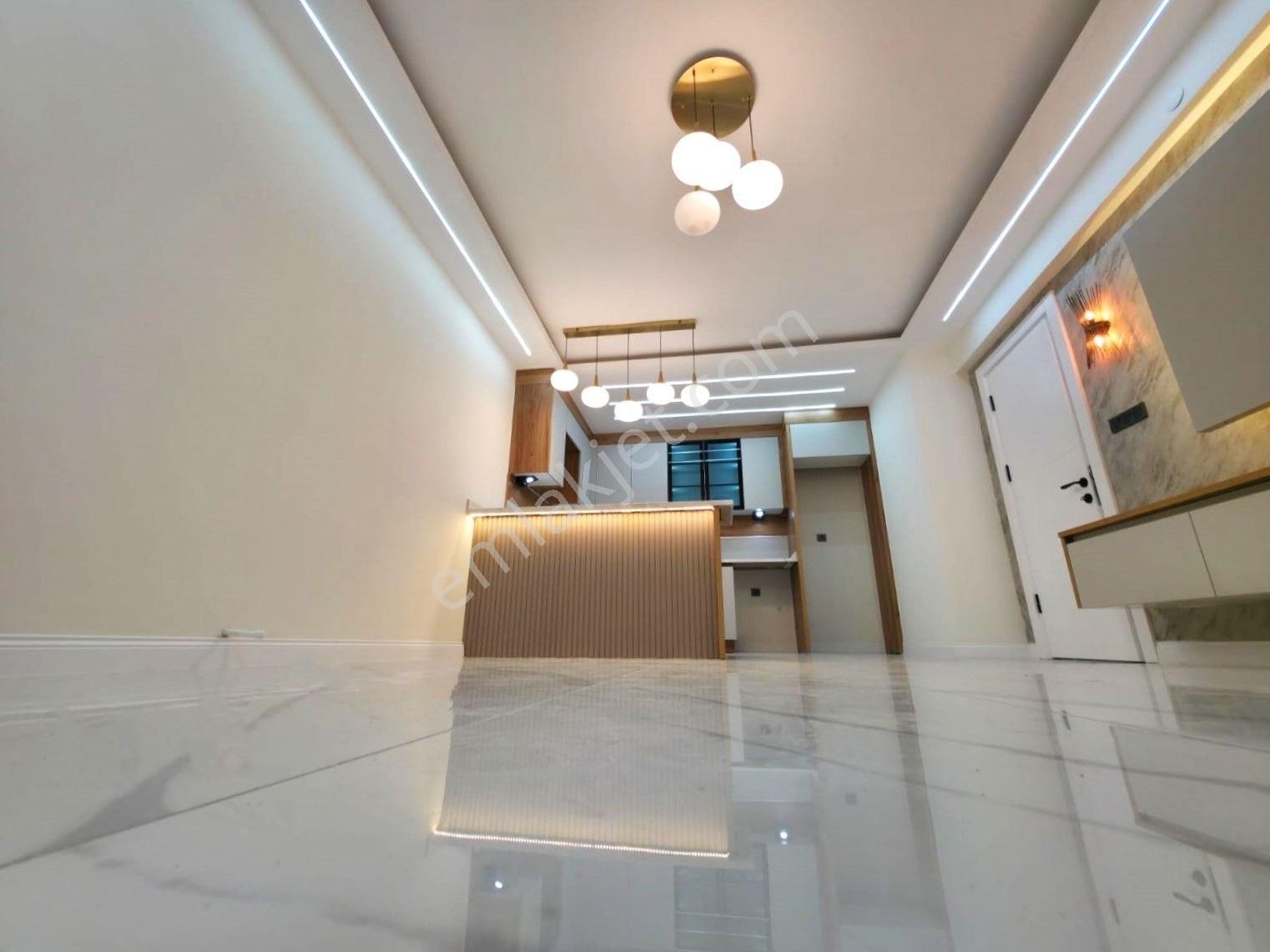 Aygül'den Akçay Merkez'de Şık Ve Keyifli Oturumuyla Ön Cephe Ara Kat Ada Mutfaklı 3+1 Satılık Daire - Görsel 6