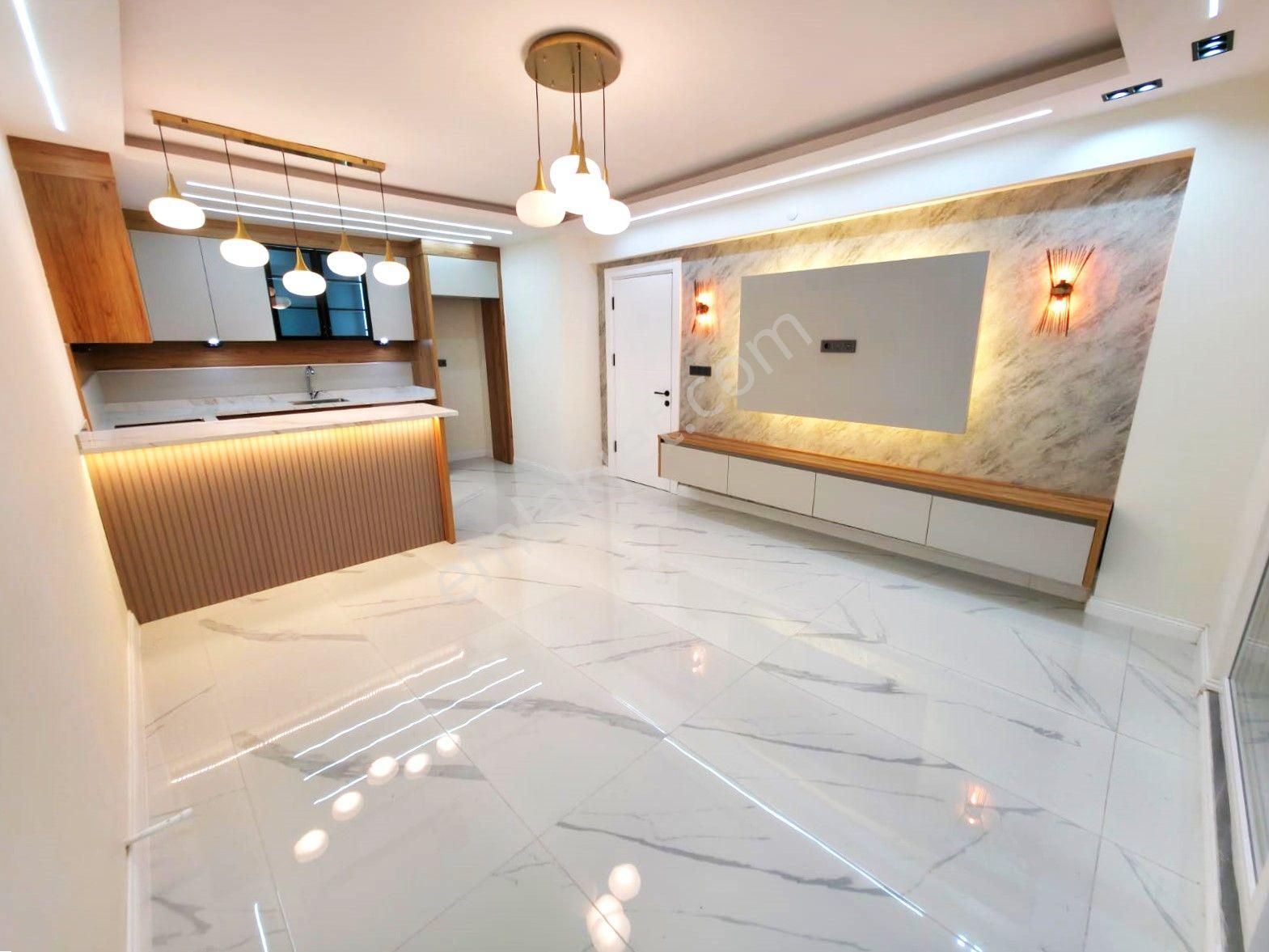 Aygül'den Akçay Merkez'de Şık Ve Keyifli Oturumuyla Ön Cephe Ara Kat Ada Mutfaklı 3+1 Satılık Daire