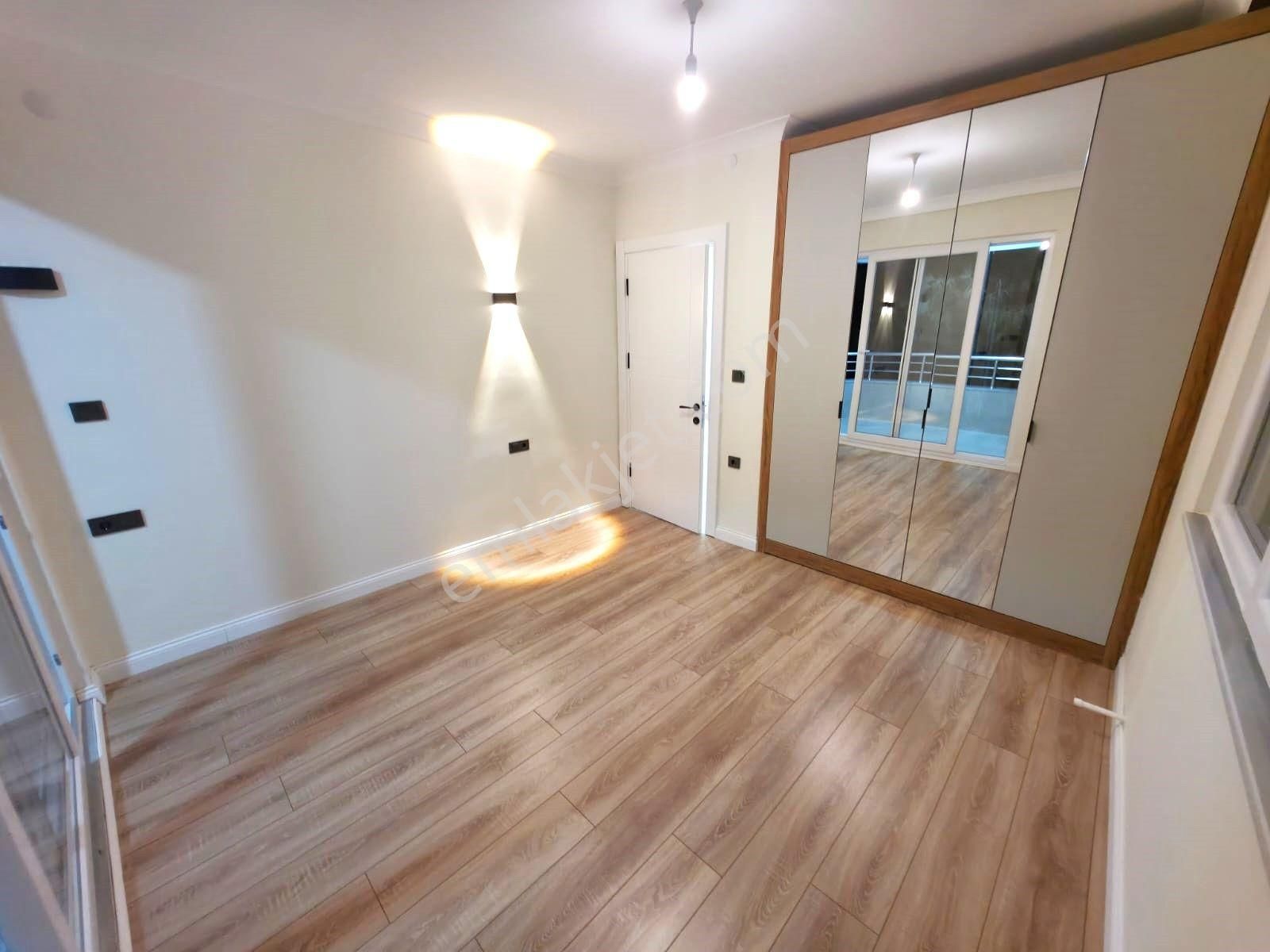 Aygül'den Akçay Merkez'de Şık Ve Keyifli Oturumuyla Ön Cephe Ara Kat Ada Mutfaklı 3+1 Satılık Daire - Görsel 13