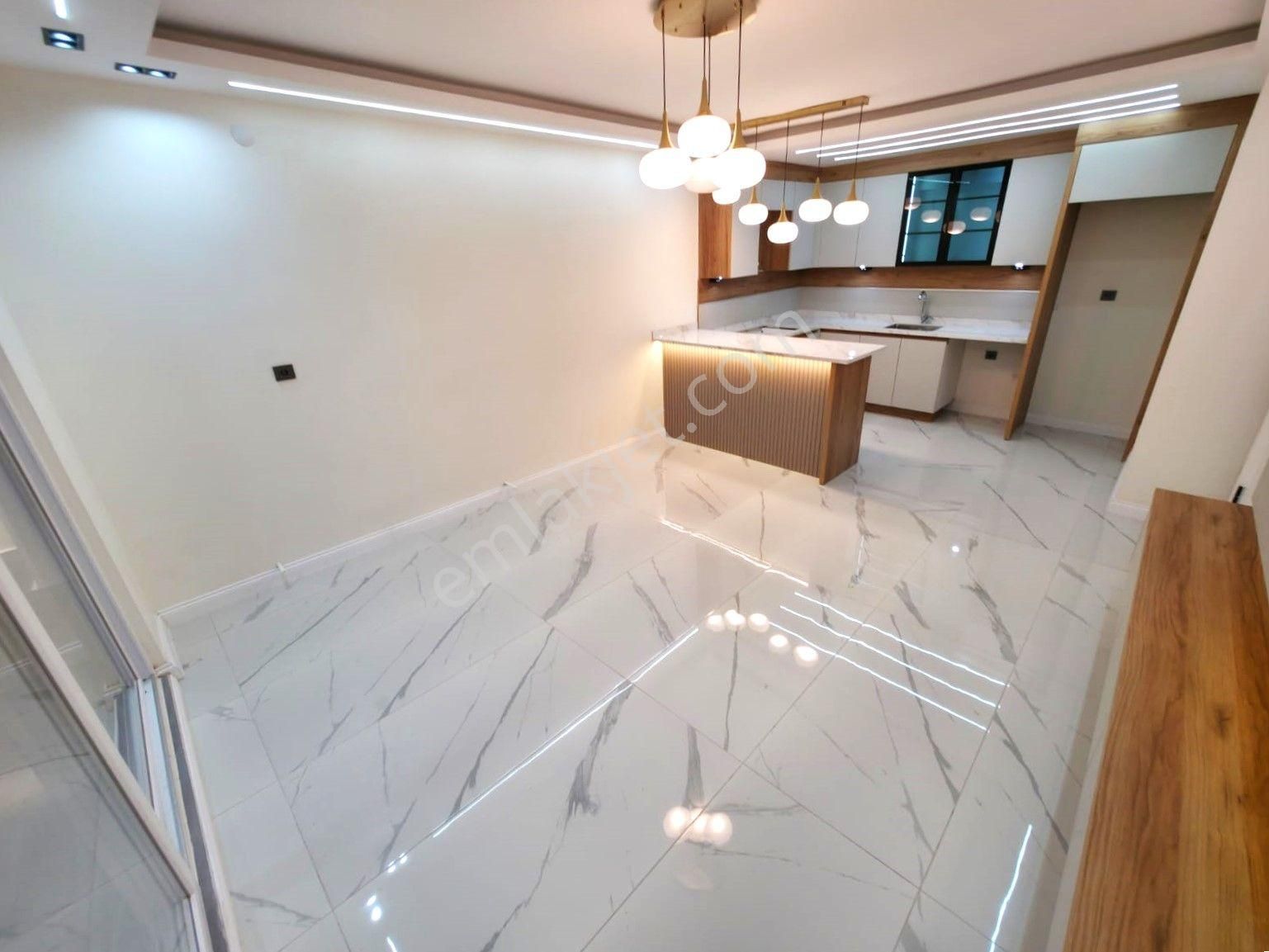 Aygül'den Akçay Merkez'de Şık Ve Keyifli Oturumuyla Ön Cephe Ara Kat Ada Mutfaklı 3+1 Satılık Daire - Görsel 3