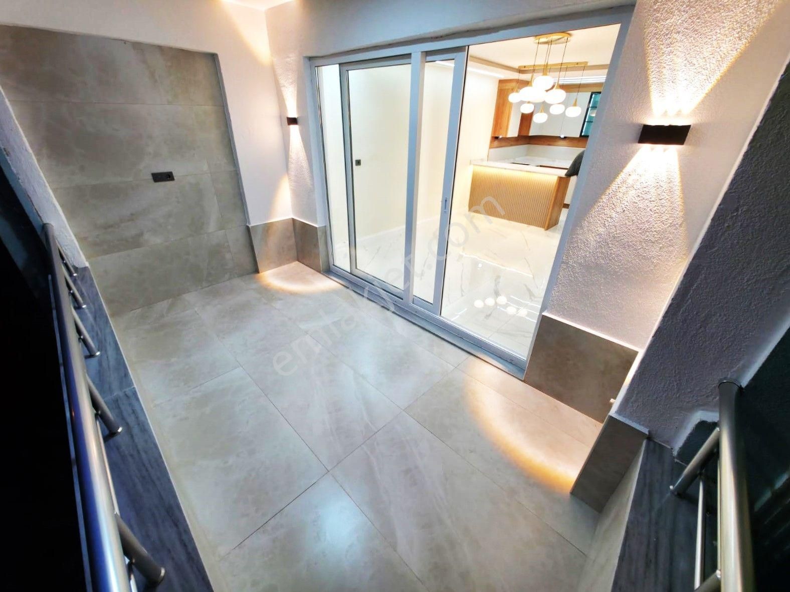 Aygül'den Akçay Merkez'de Şık Ve Keyifli Oturumuyla Ön Cephe Ara Kat Ada Mutfaklı 3+1 Satılık Daire - Görsel 8