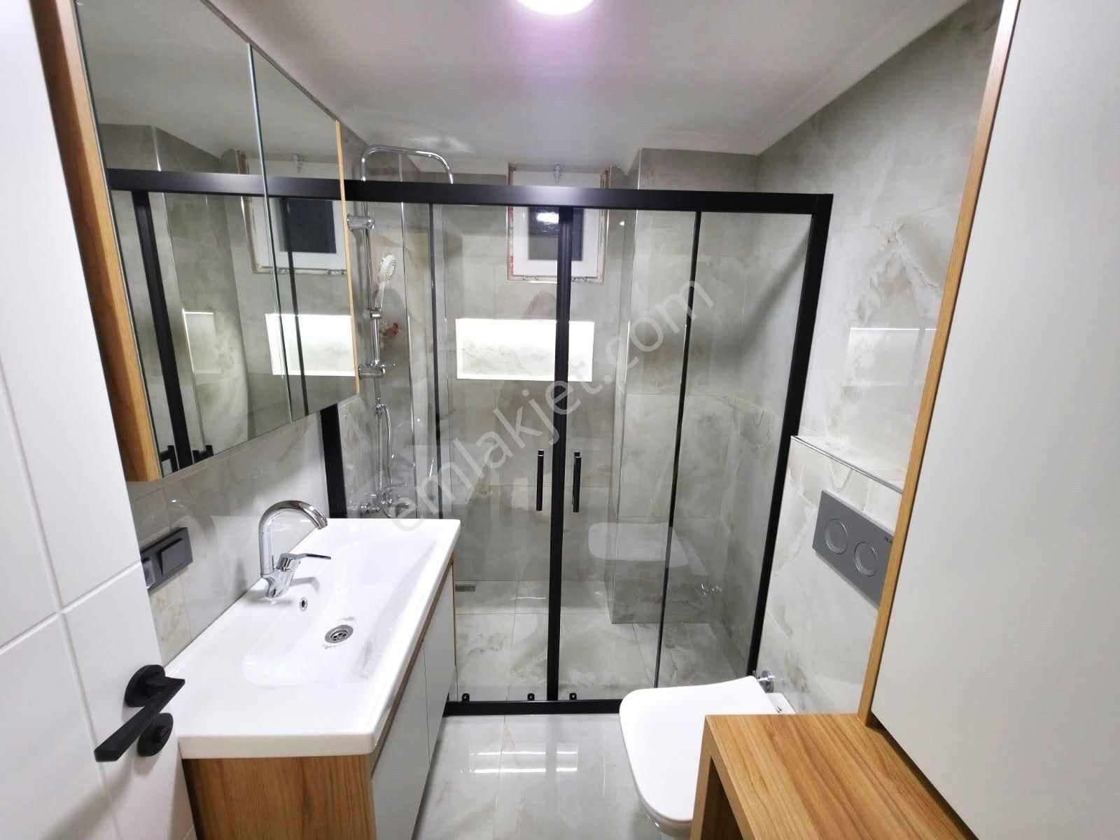 Aygül'den Akçay Merkez'de Şık Ve Keyifli Oturumuyla Ön Cephe Ara Kat Ada Mutfaklı 3+1 Satılık Daire - Görsel 33