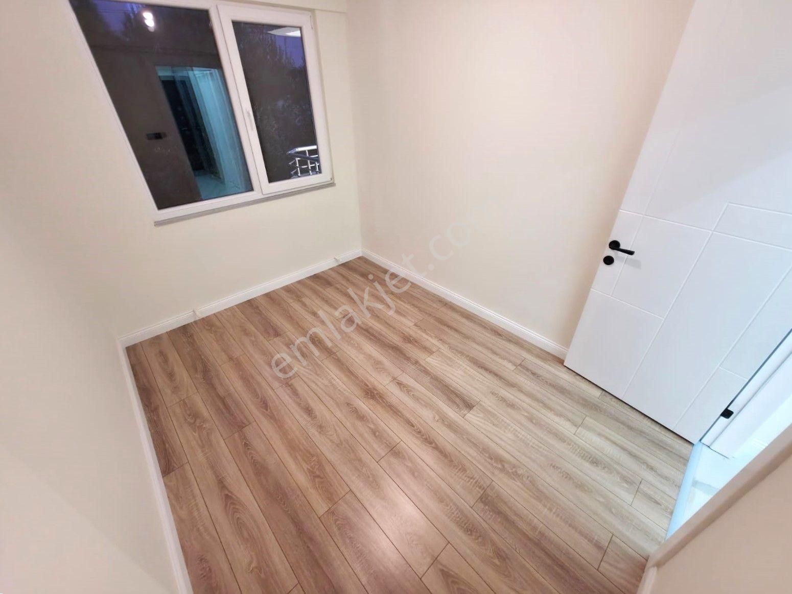 Aygül'den Akçay Merkez'de Şık Ve Keyifli Oturumuyla Ön Cephe Ara Kat Ada Mutfaklı 3+1 Satılık Daire - Görsel 17