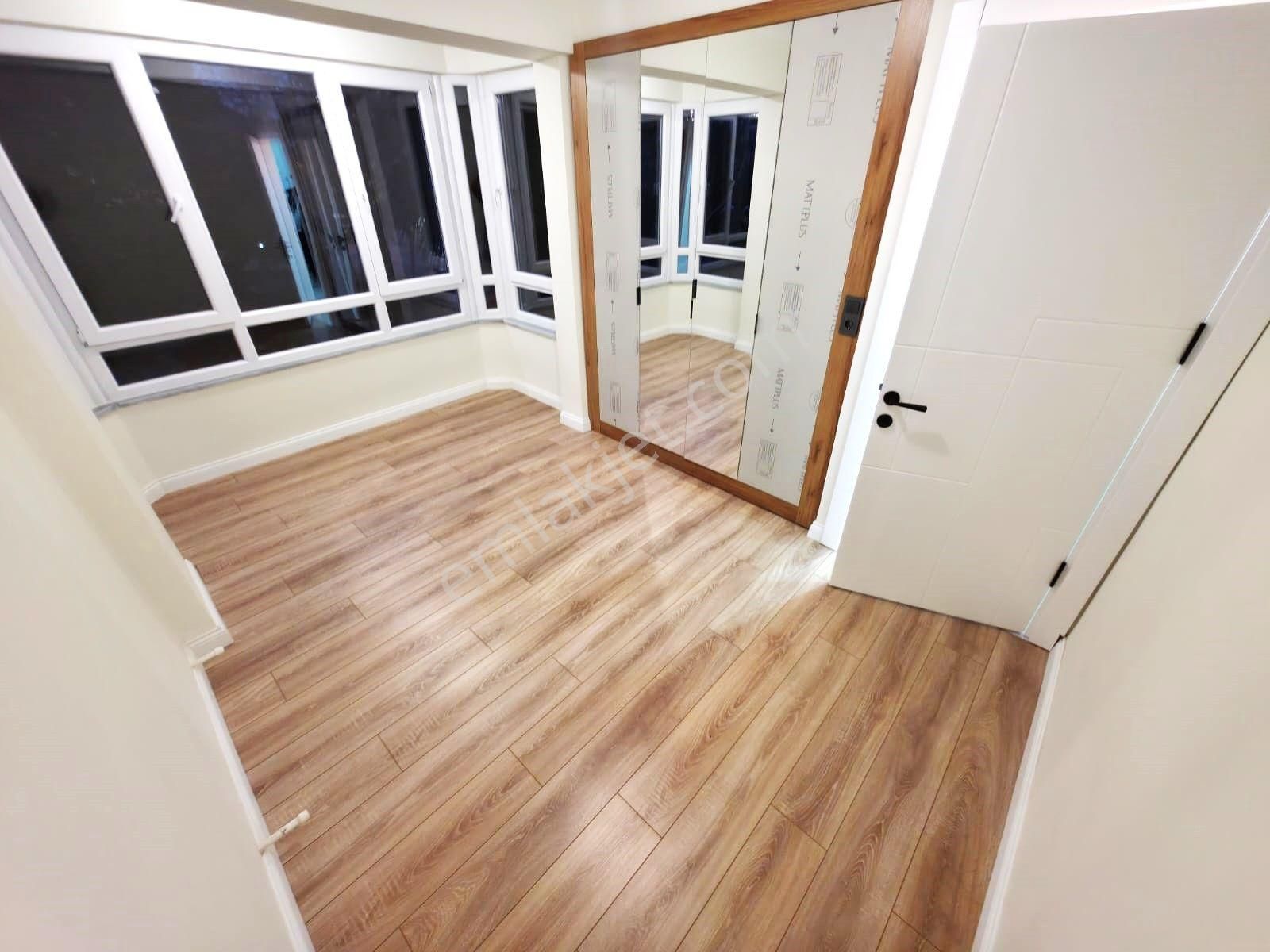 Aygül'den Akçay Merkez'de Şık Ve Keyifli Oturumuyla Ön Cephe Ara Kat Ada Mutfaklı 3+1 Satılık Daire - Görsel 24